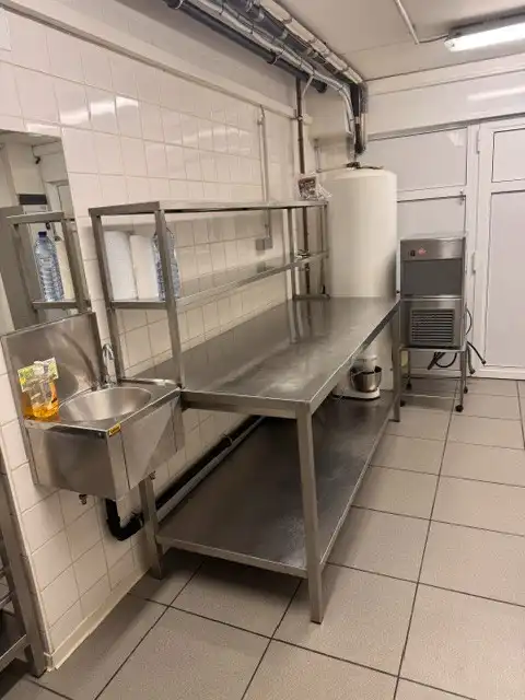 Dit handelspand, gebouwd in 2008, beschikt over een totale bruikbare oppervlakte van 143 m² en werd jarenlang uitgebaat als succesvolle broodjeszaak. foto 25