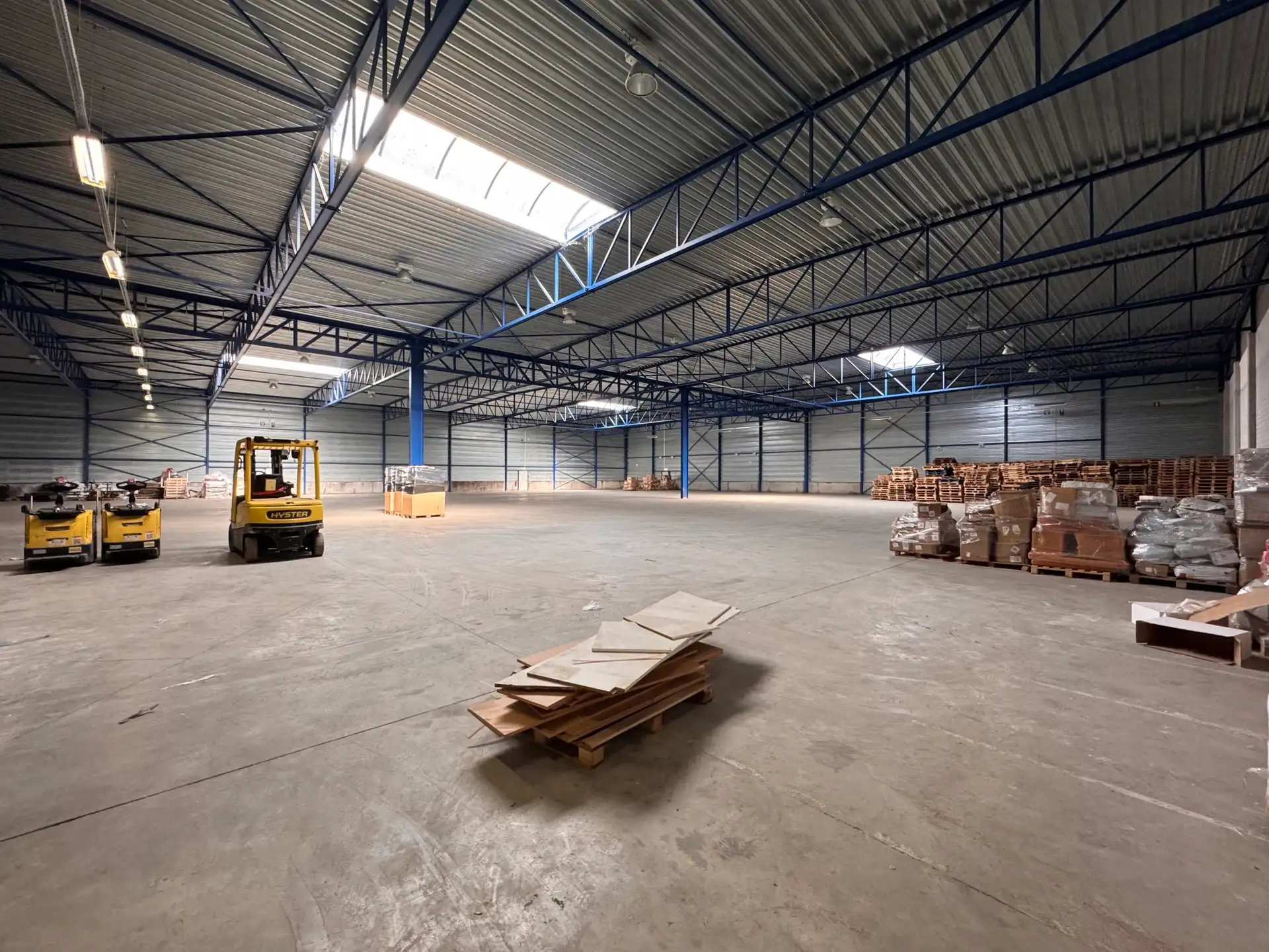 Magazijn (± 2.600 m²) met kantoor en laadkades te huur foto 6