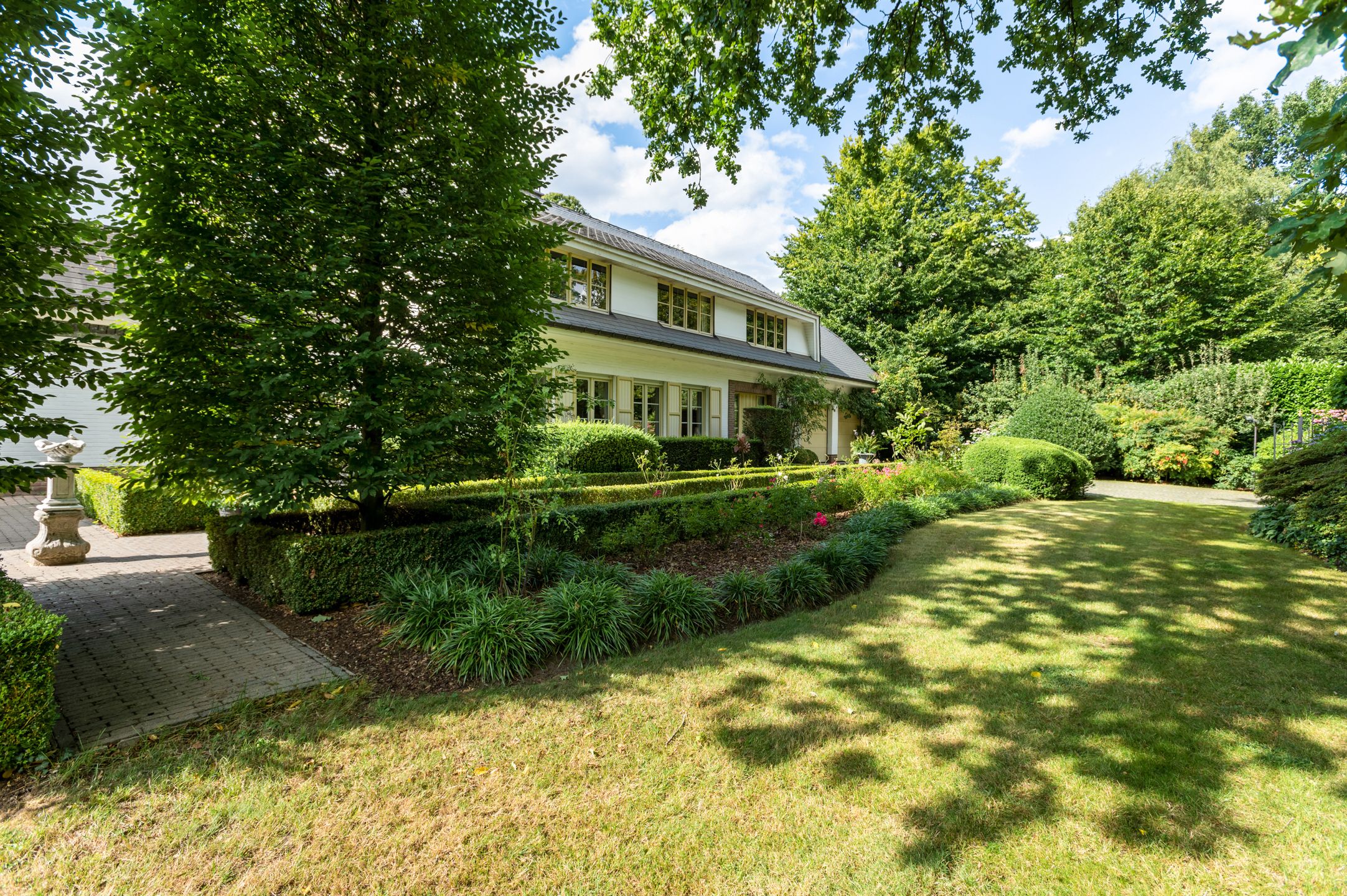 Villa met binnenzwembad en tennisterrein op toplocatie. foto 4