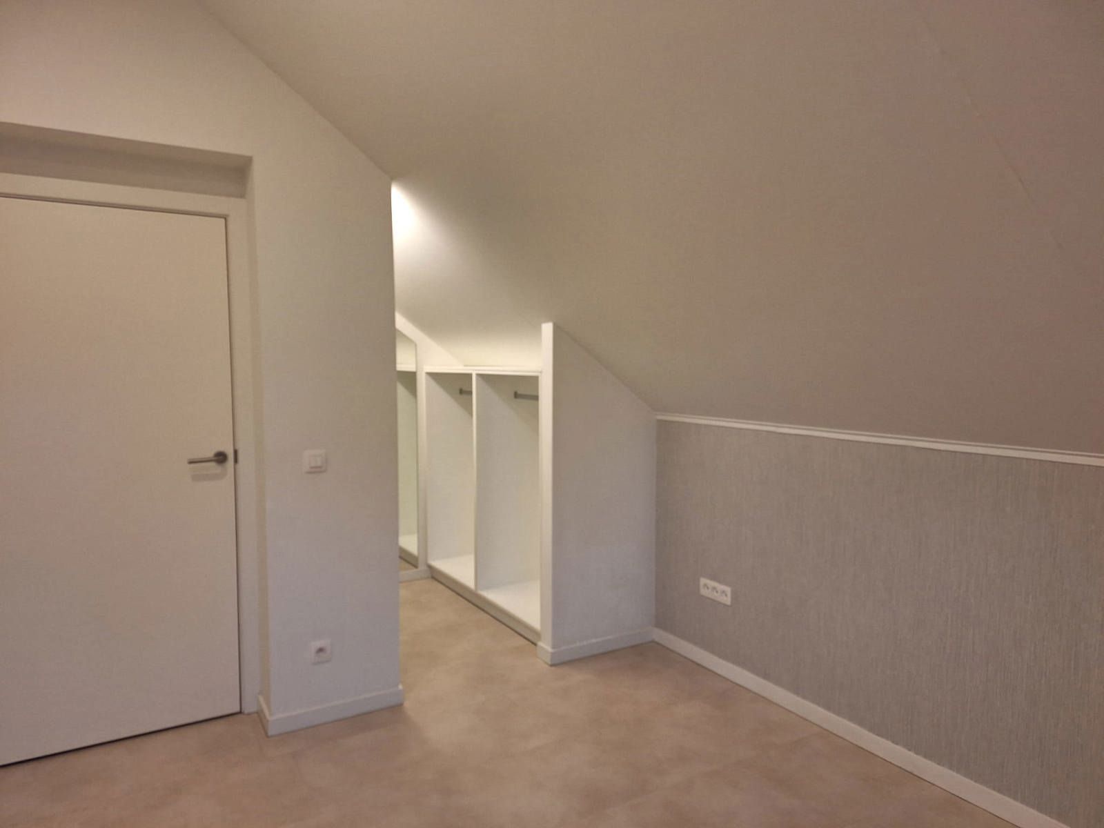 Modern en energiezuinig 2-slaapkamerappartement met carport en ruim terras (geen gemeenschappelijke huurlasten) foto 9