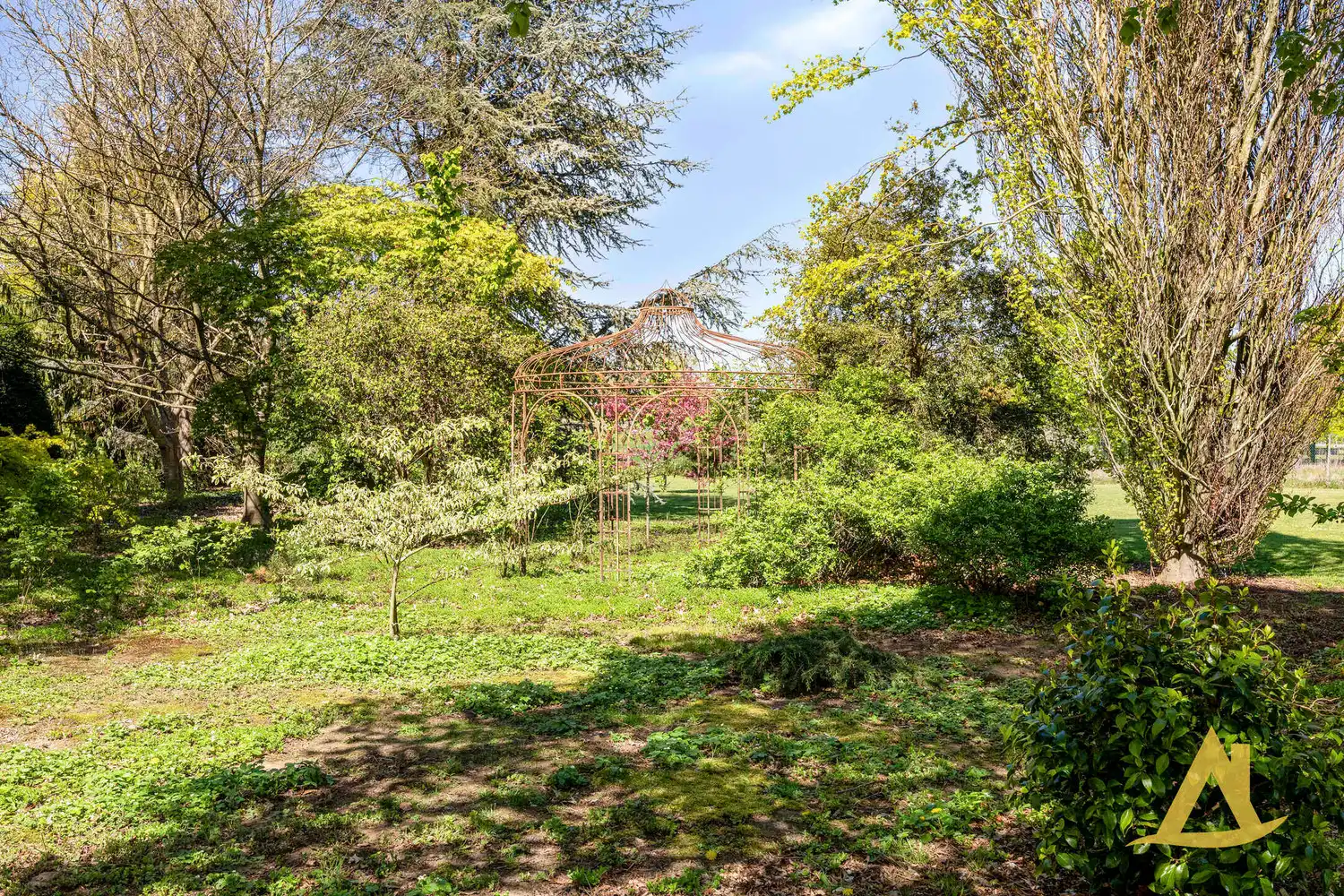 EXCLUSIEVE VILLA MET PARKTUIN EN ZWEMVIJVER OP EEN PERCEEL VAN 1HA 5A 16CA! foto 56