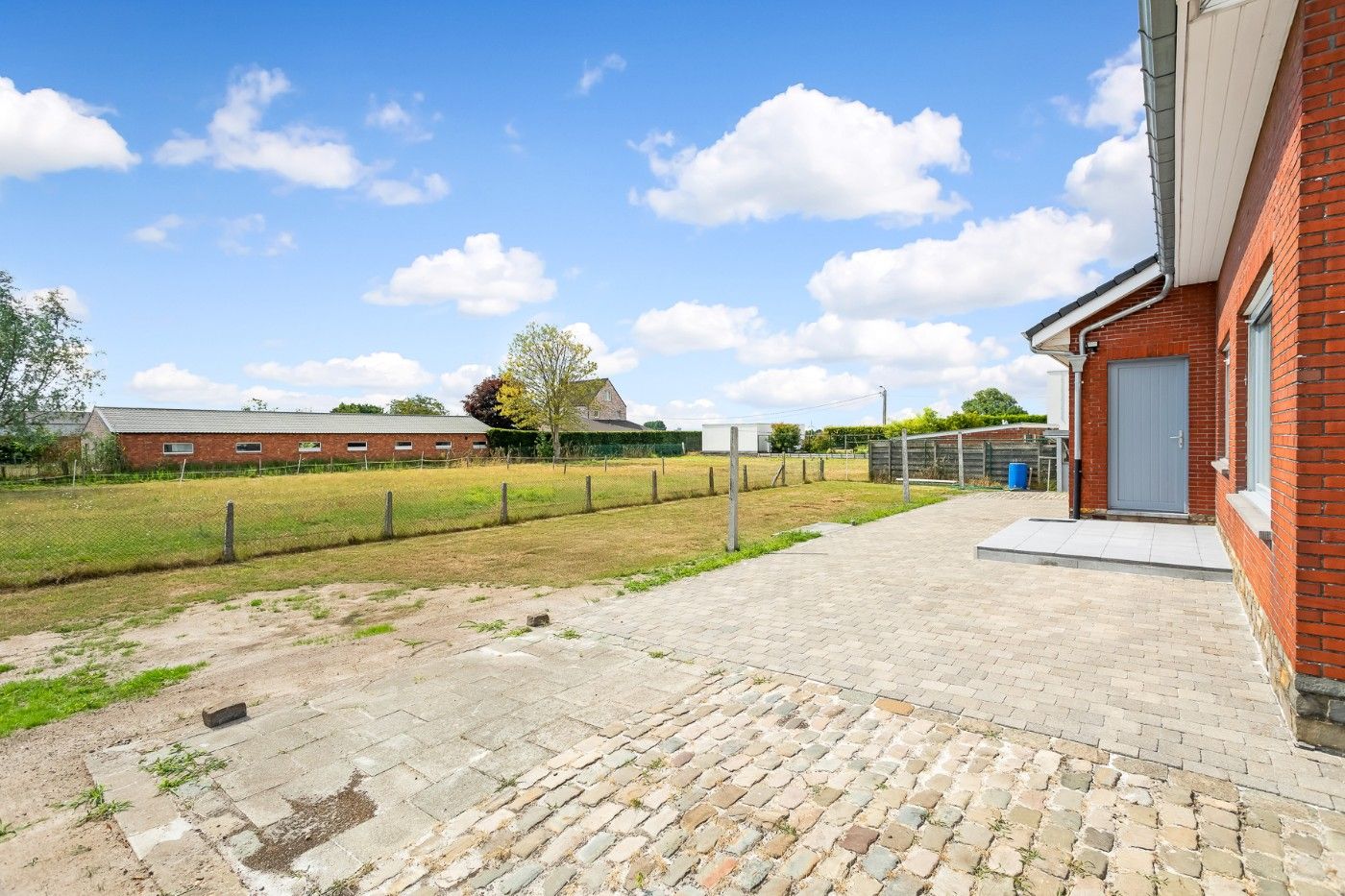 Ruime, gerieflijke open bebouwing met 3 slpk., grote tuin en inpandige garage foto 19