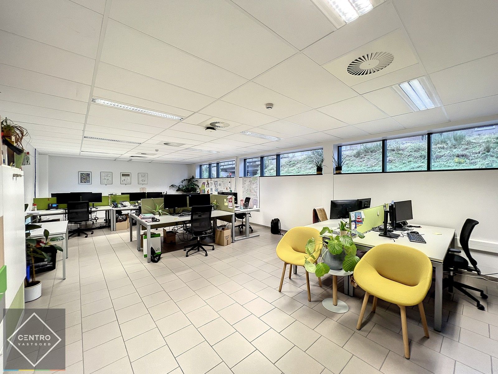 Instapklare burelen/showroom (± 1.400 m²) + opslagplaats  ( ± 2.700m²) met 4 sectionale poorten en VH van 7m te ROESELARE ! foto 16