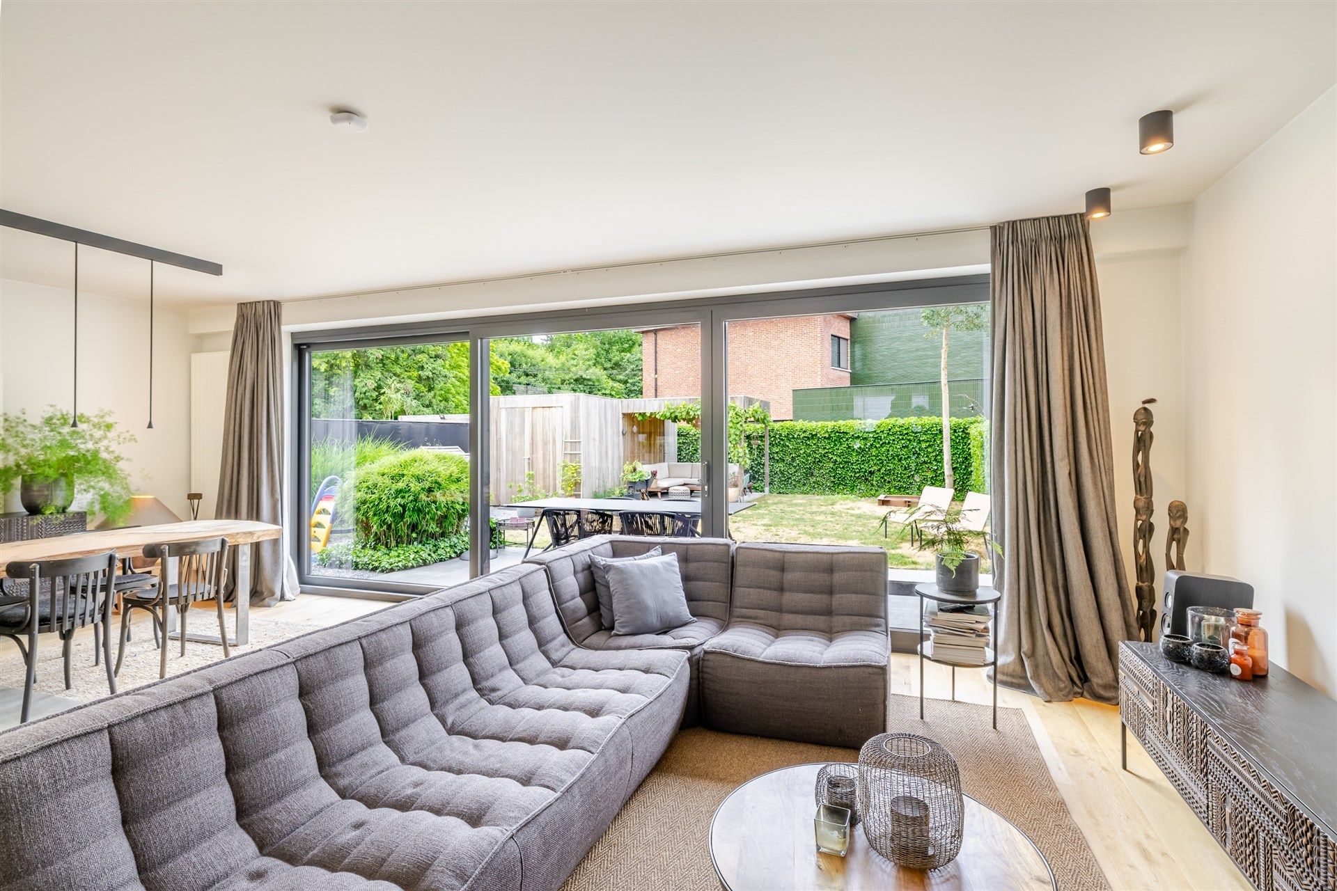 Subliem afgewerkte woning met tuin op topligging foto 14
