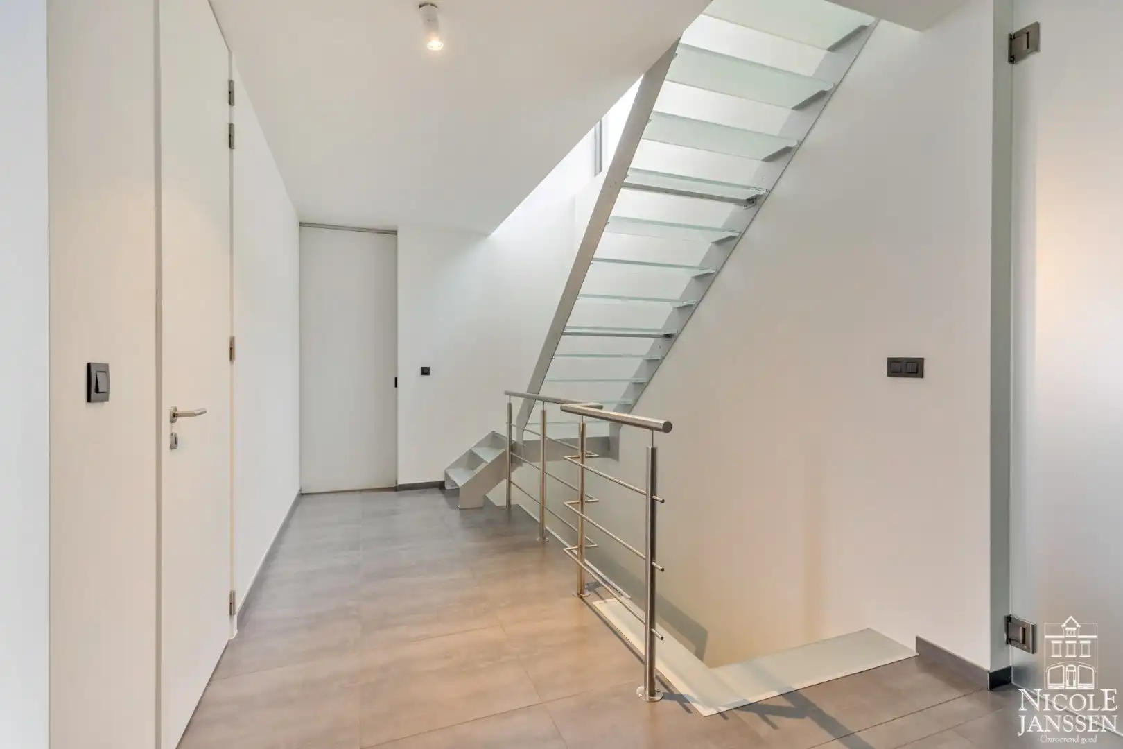 Energiezuinige moderne woning met zonnepanelen en ingesloten tuin foto 4