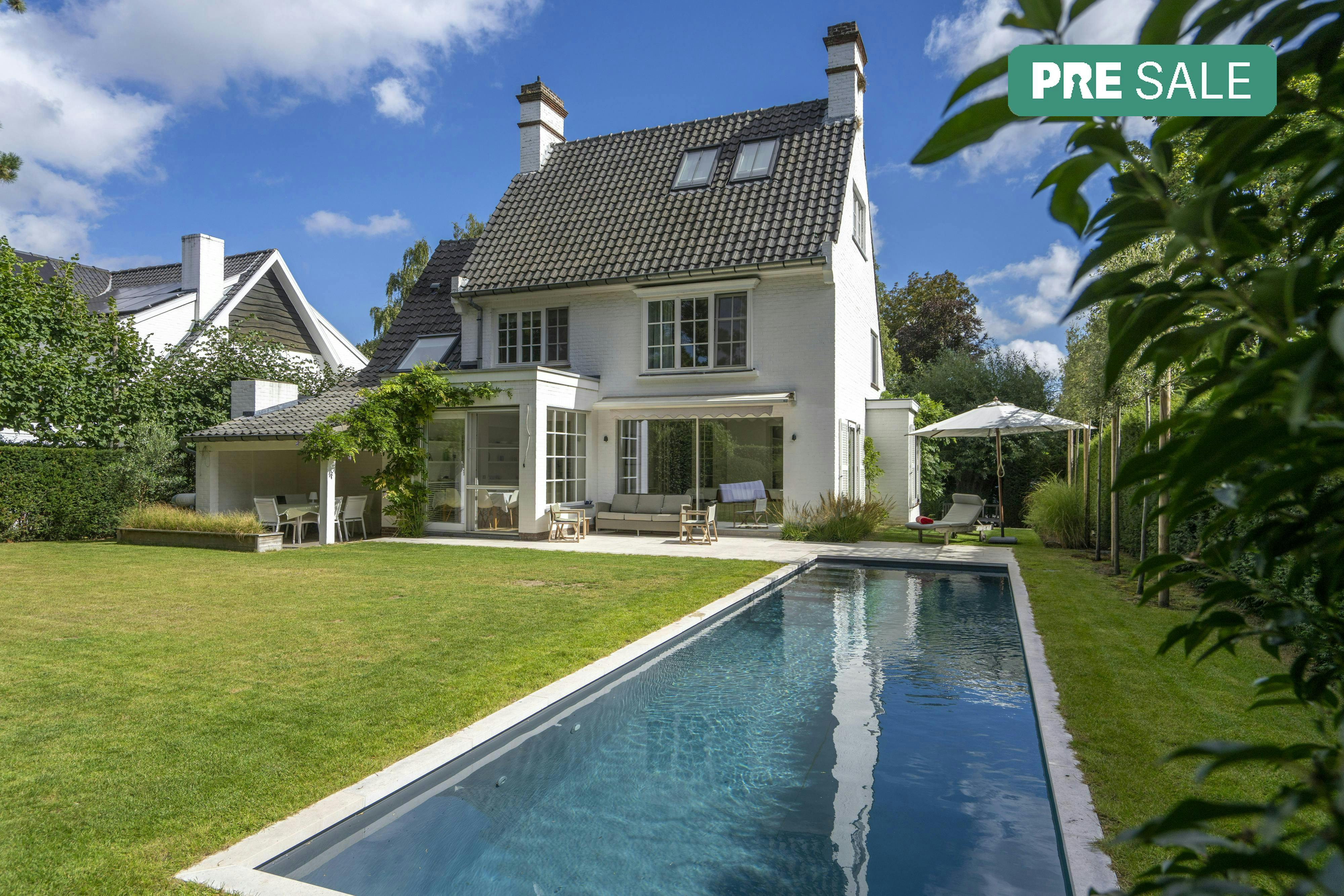 Hoofdfoto van de publicatie: Karaktervolle villa te koop te Kortrijk