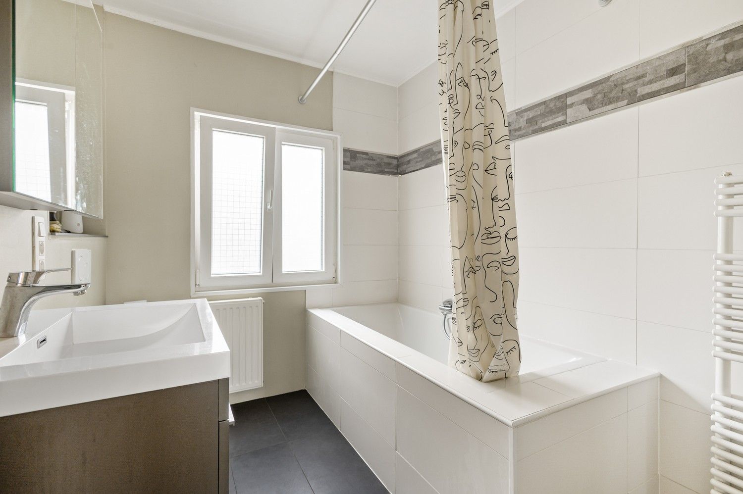 Charmant huis met 3 slaapkamers, koer en terras te Deurne! foto 12