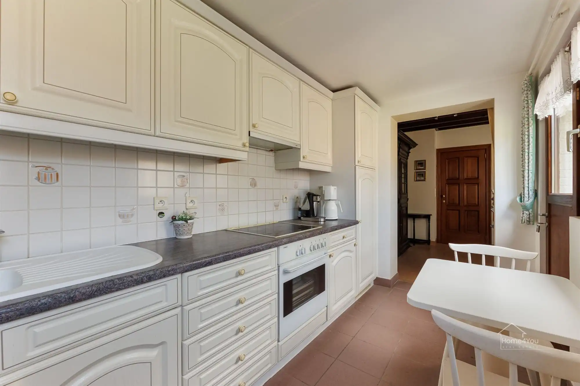 Te renoveren rijwoning met garage op toplocatie te Kontich foto 9