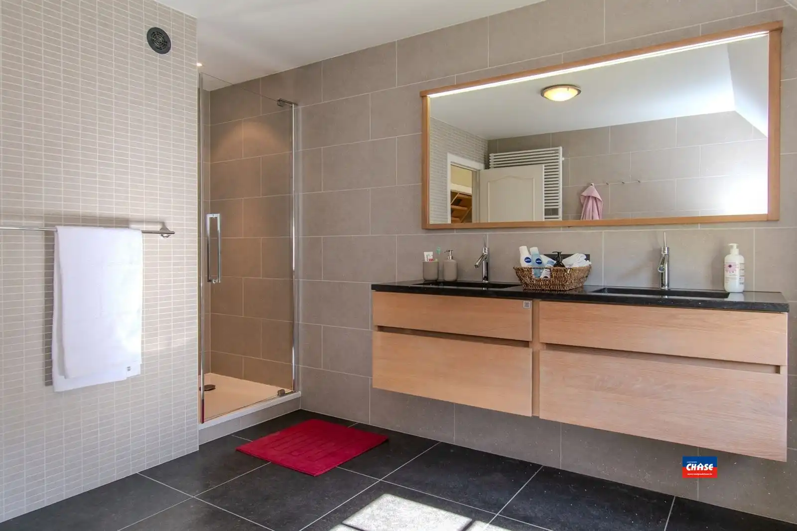 Villa met prachtige tuin in een doodlopende straat foto 23