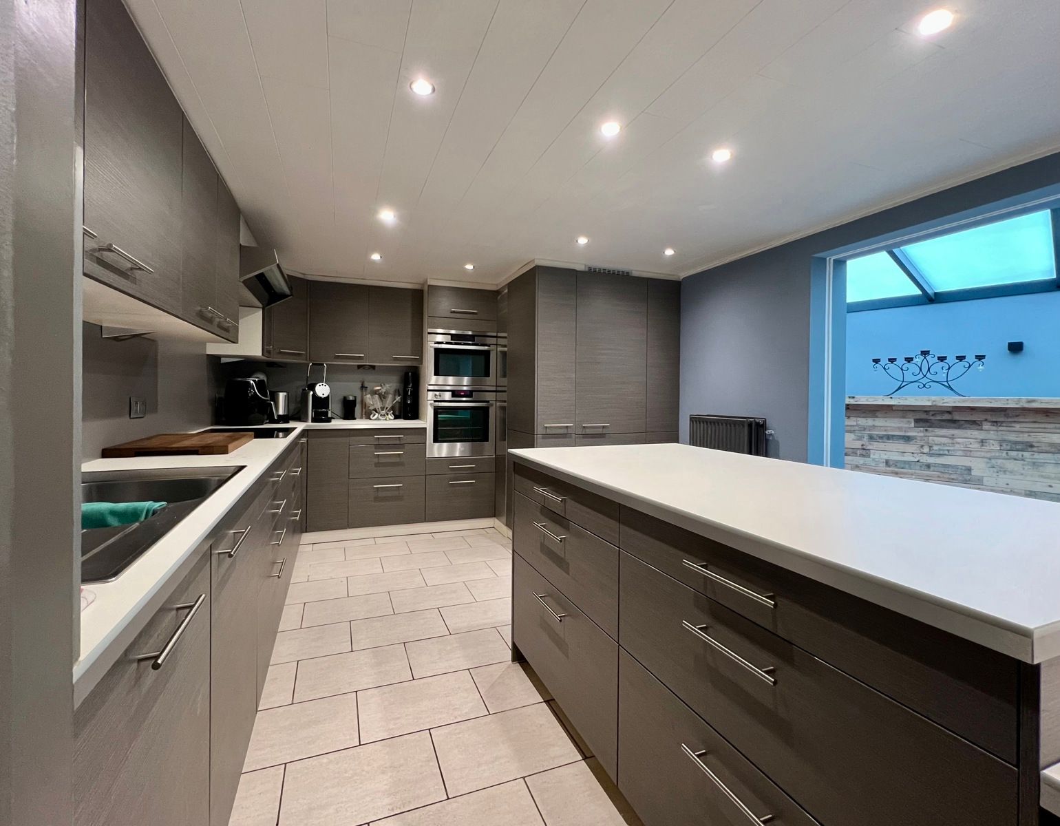 Zéér ruime gerenoveerde woning met 5 grote slaapkamers. foto 6