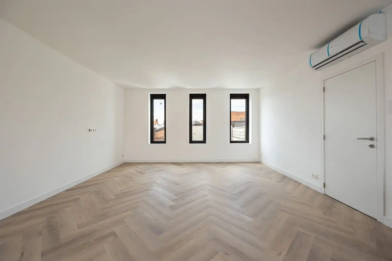 Lichtrijk renovatie appartement met 2 slaapkamers op toplocatie in Merksem foto 17