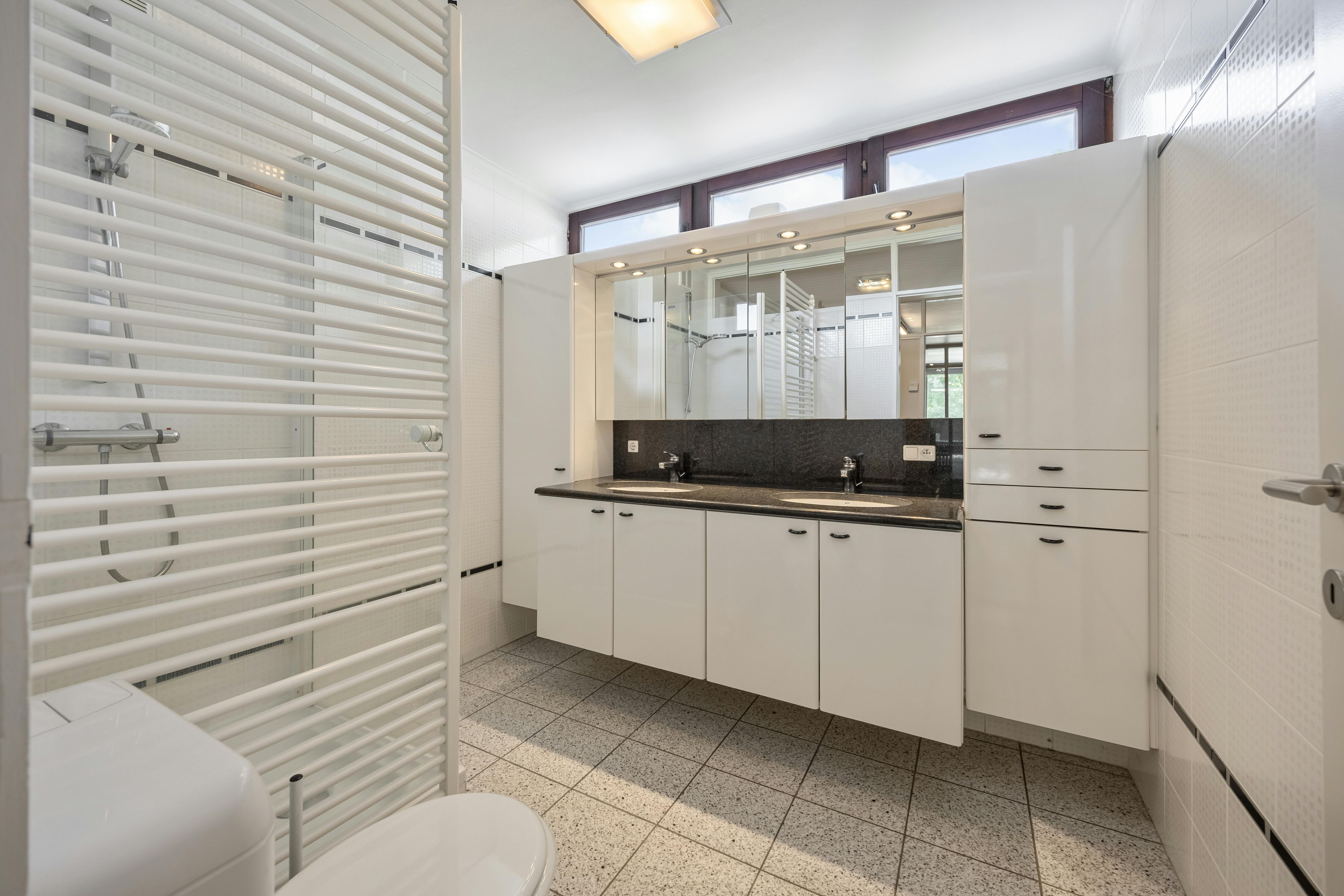 Uitzonderlijke villa met praktijk op toplocatie in Hasselt foto 27