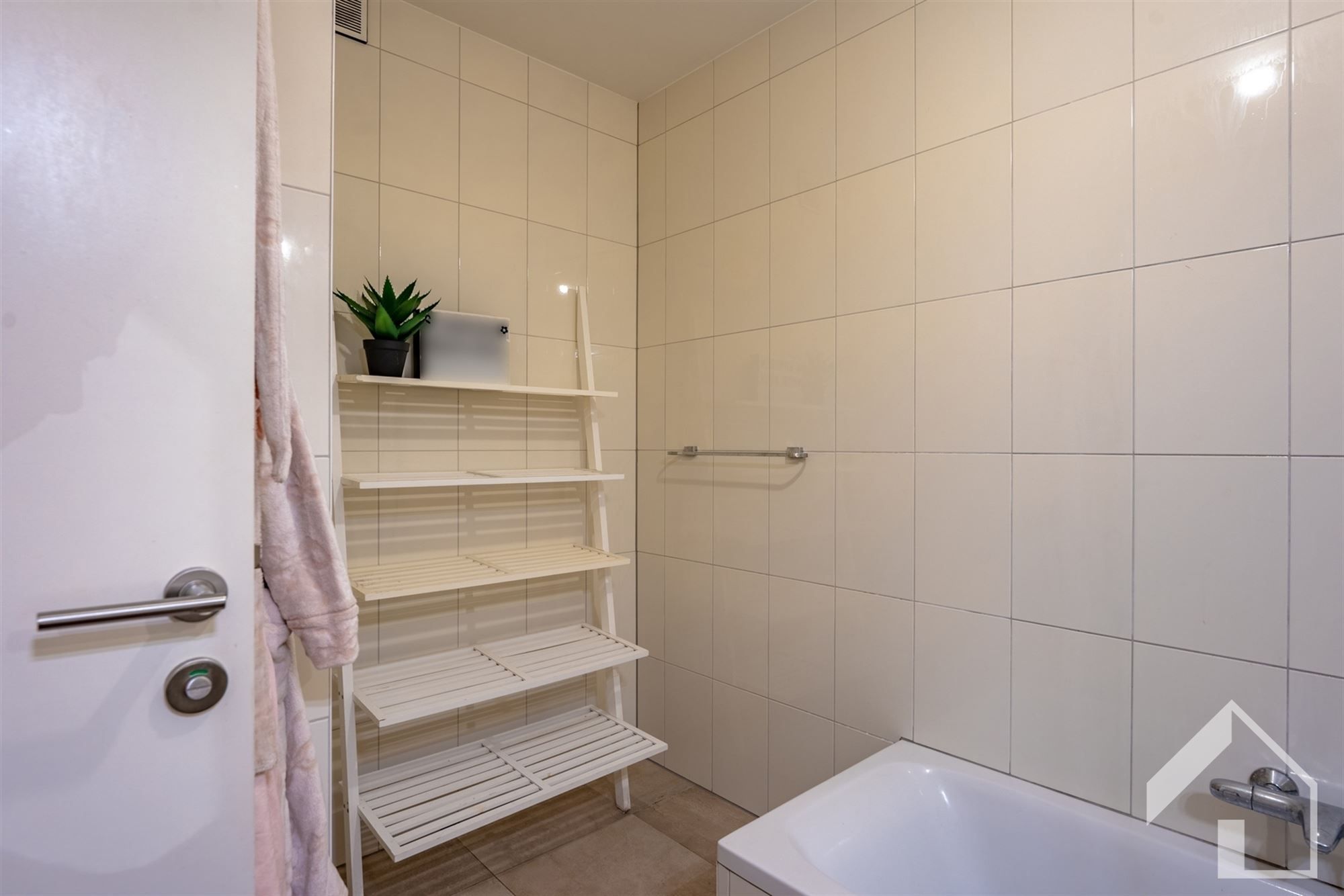 Energiezuinig 2 slaapkamerappartement op 1e verdieping met lift en terras foto 9