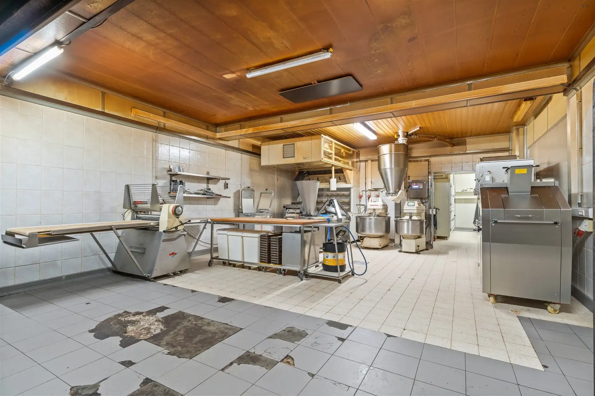 Centrum gelegen bakkerij/handelspand met appartement foto 10