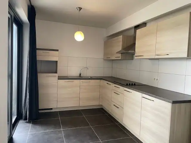 Appartement met 2 slaapkamers, ruim terras en parking foto 3