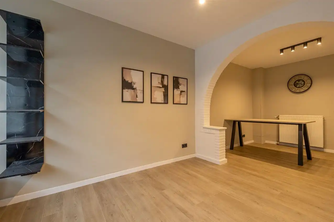 Stijlvol gerenoveerde stadswoning met 3 slk foto 3