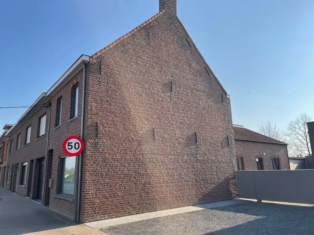 Twee slaapkamer gezinswoning (type halfopen) met ruim terras foto {{pictureIndex}}