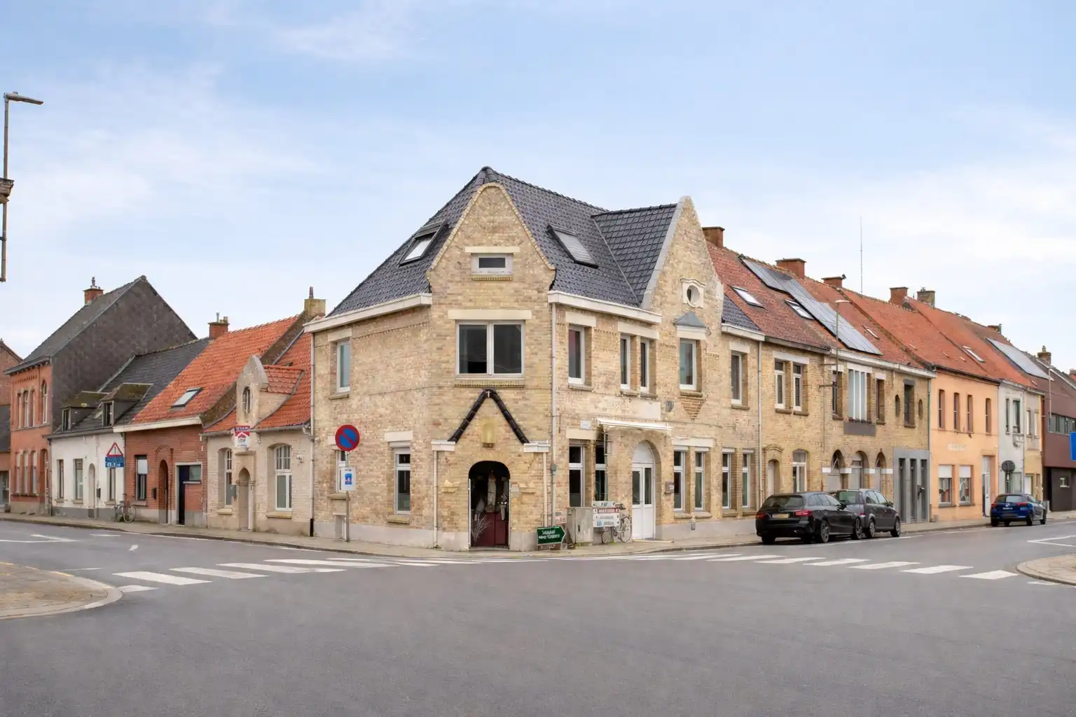 Handelshuis met woonst op centrale locatie, 5 slaapkamers foto {{pictureIndex}}