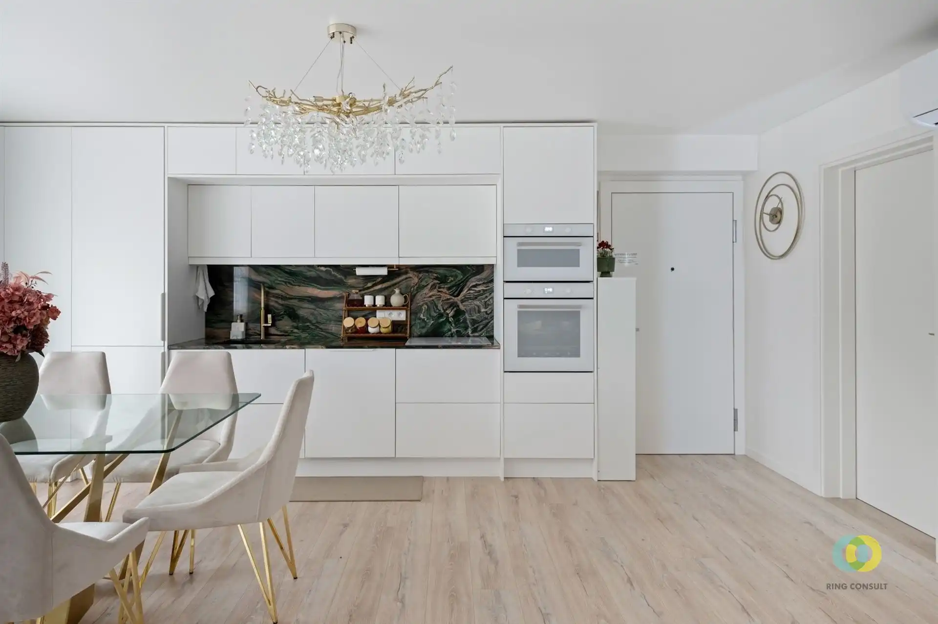 Mooi gerenoveerd appartement met één slaapkamer en bureau foto 3