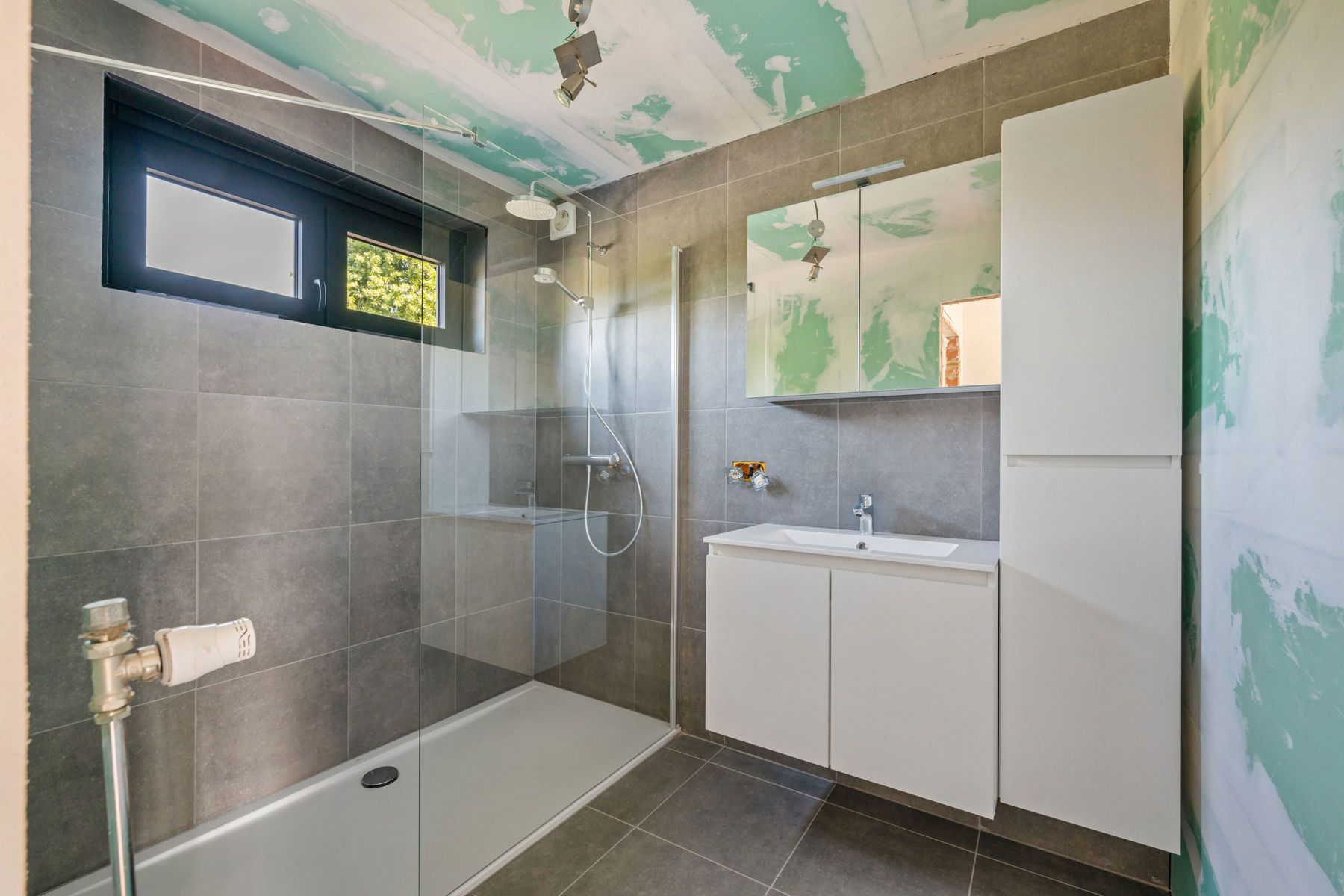 Zeer ruim appartement met 4 kamers foto 8