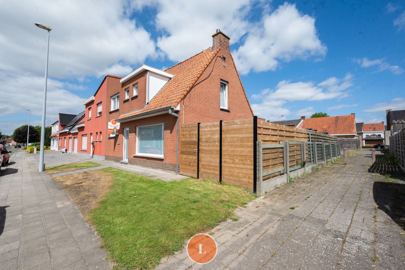 Woning met 2 slaapkamers, tuin en 2 garages op ‘Ons Dorp’ foto 2