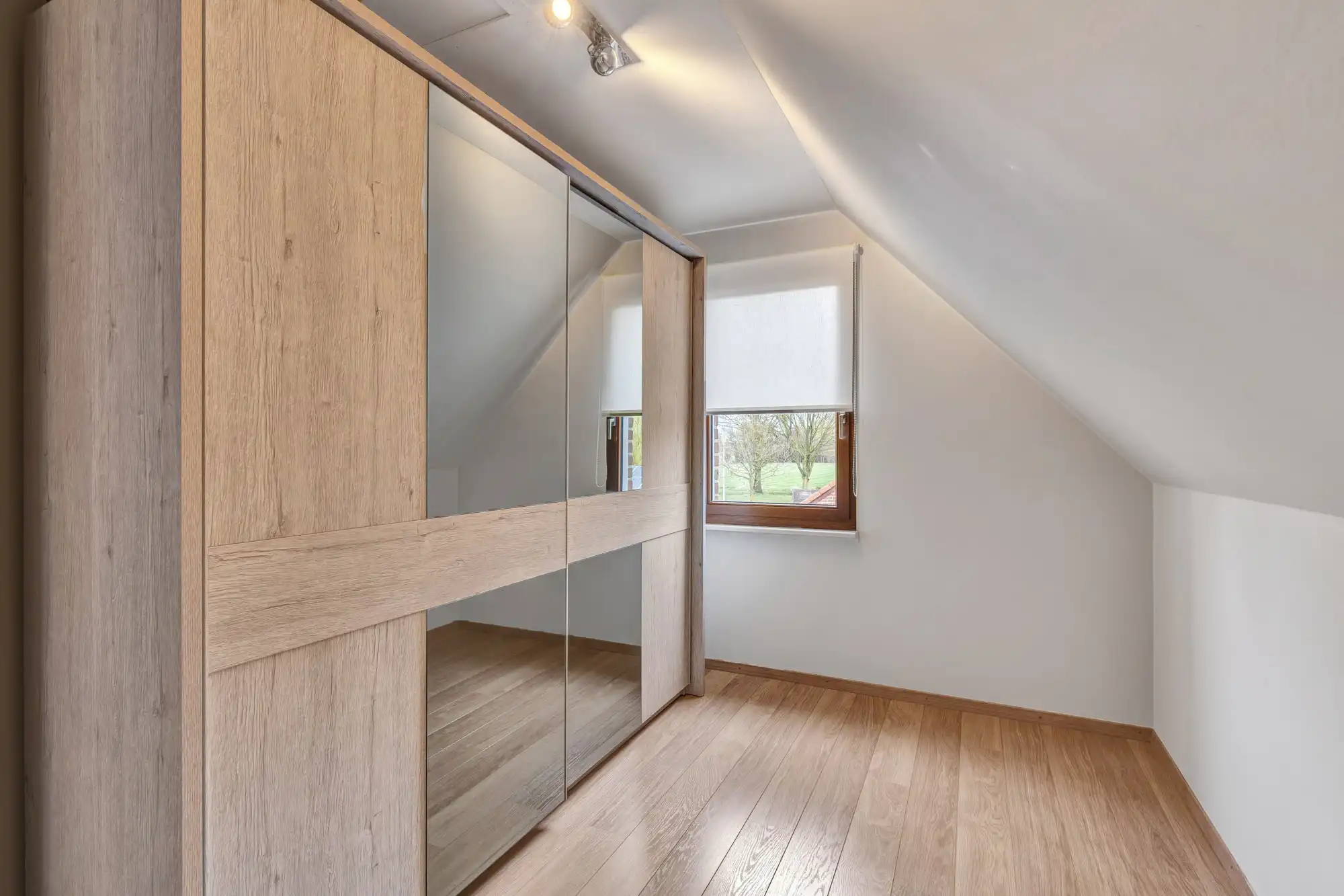 Open bebouwing met tuin, zonnepanelen en garage foto 15