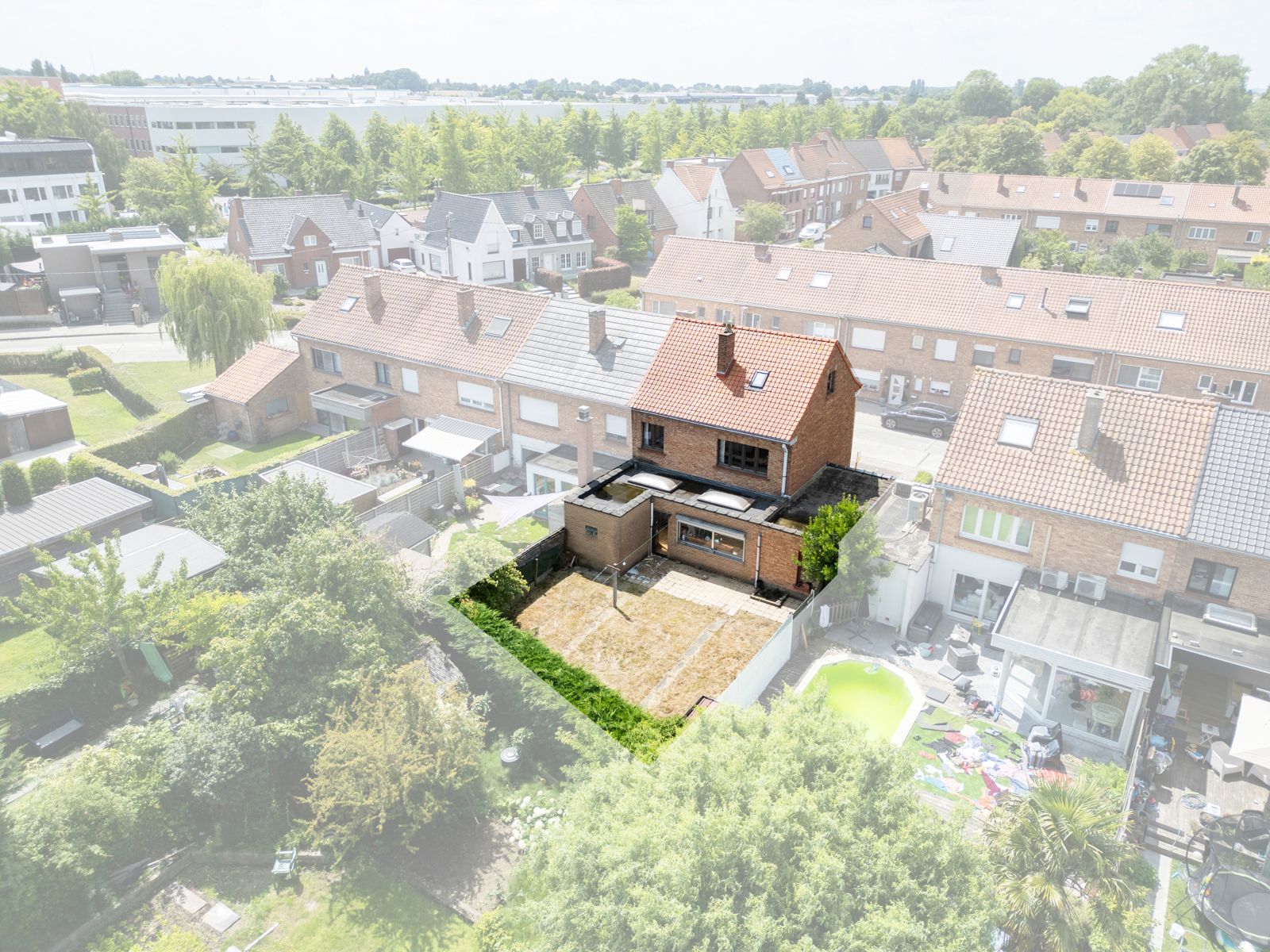 Op te knappen woning met tuin en garage foto 3
