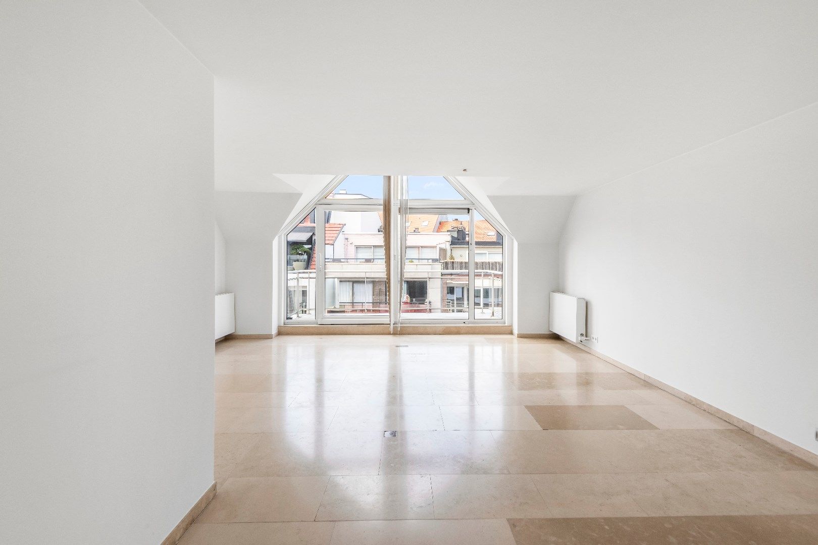 Duplex dakappartement met drie slaapkamers en zonnige terrassen gelegen vlakbij in de Dumortierlaan. foto 4