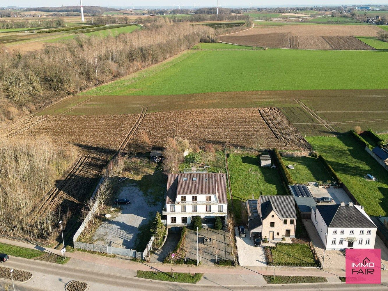Polyvalent hotel op perceel van 2755 m² foto {{pictureIndex}}