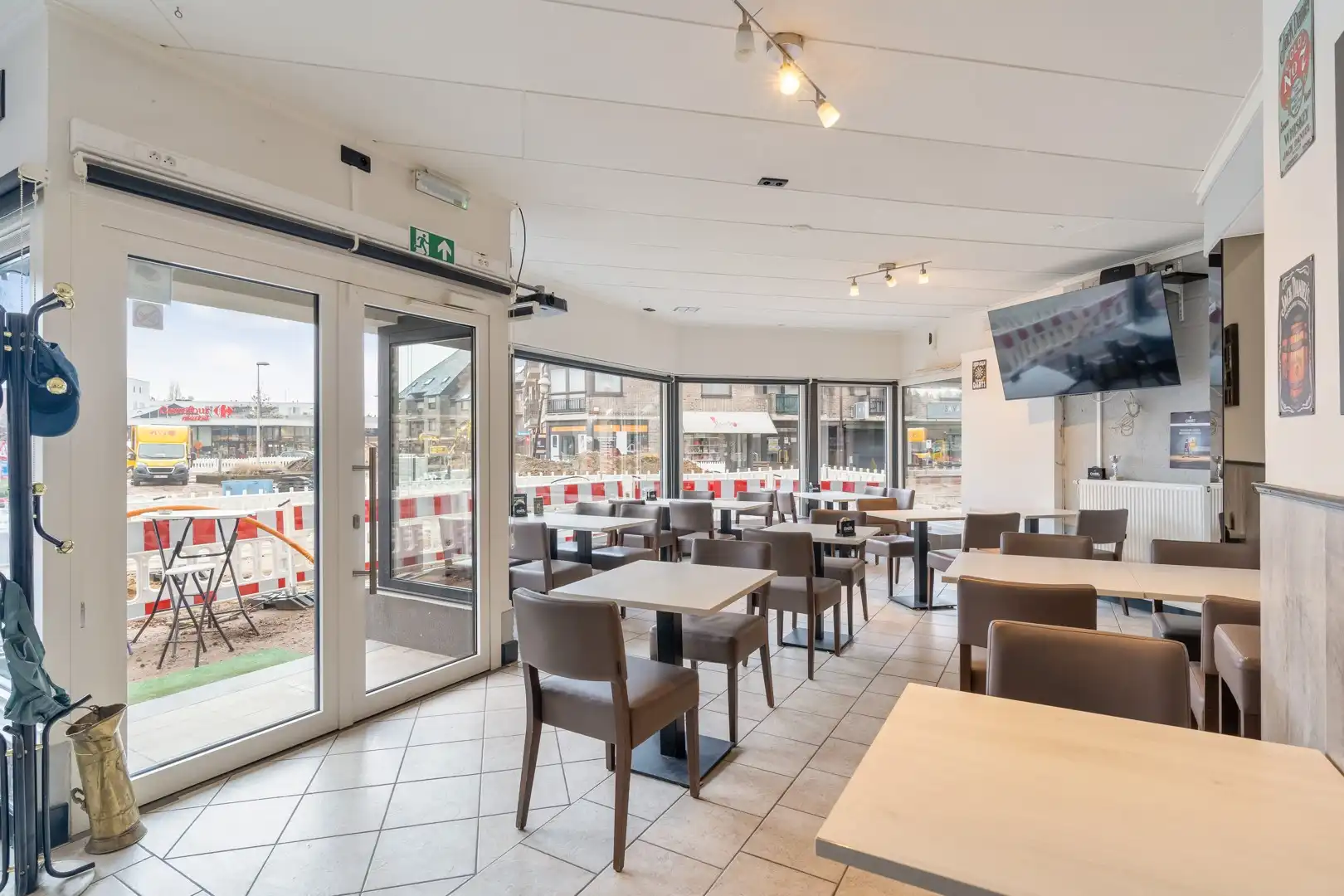 INVESTERINGSKANS: VERHUURDE HANDELSRUIMTE OP TOPLOCATIE IN HOUTHALEN-HELCHTEREN! foto {{pictureIndex}}