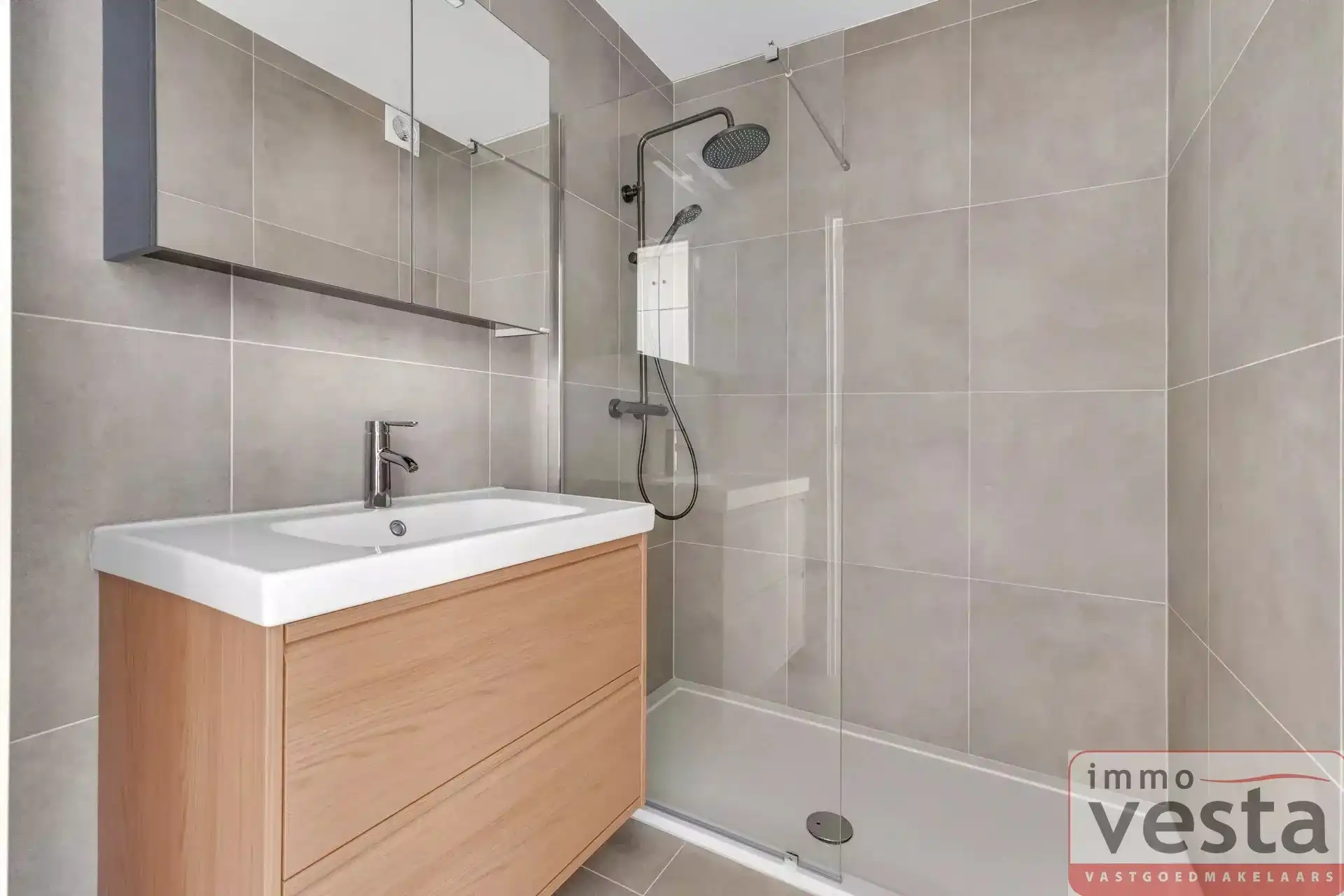 Opgeknapt appartement met 2 slaapkamers, autostaanplaats en berging foto 11