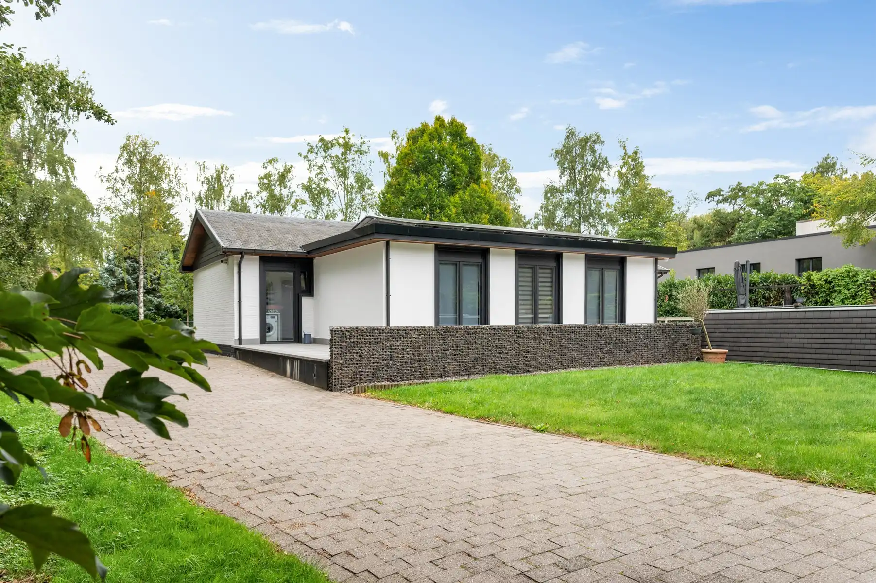 Lichtrijke laagbouwwoning met zwembad en werkplaats foto 4