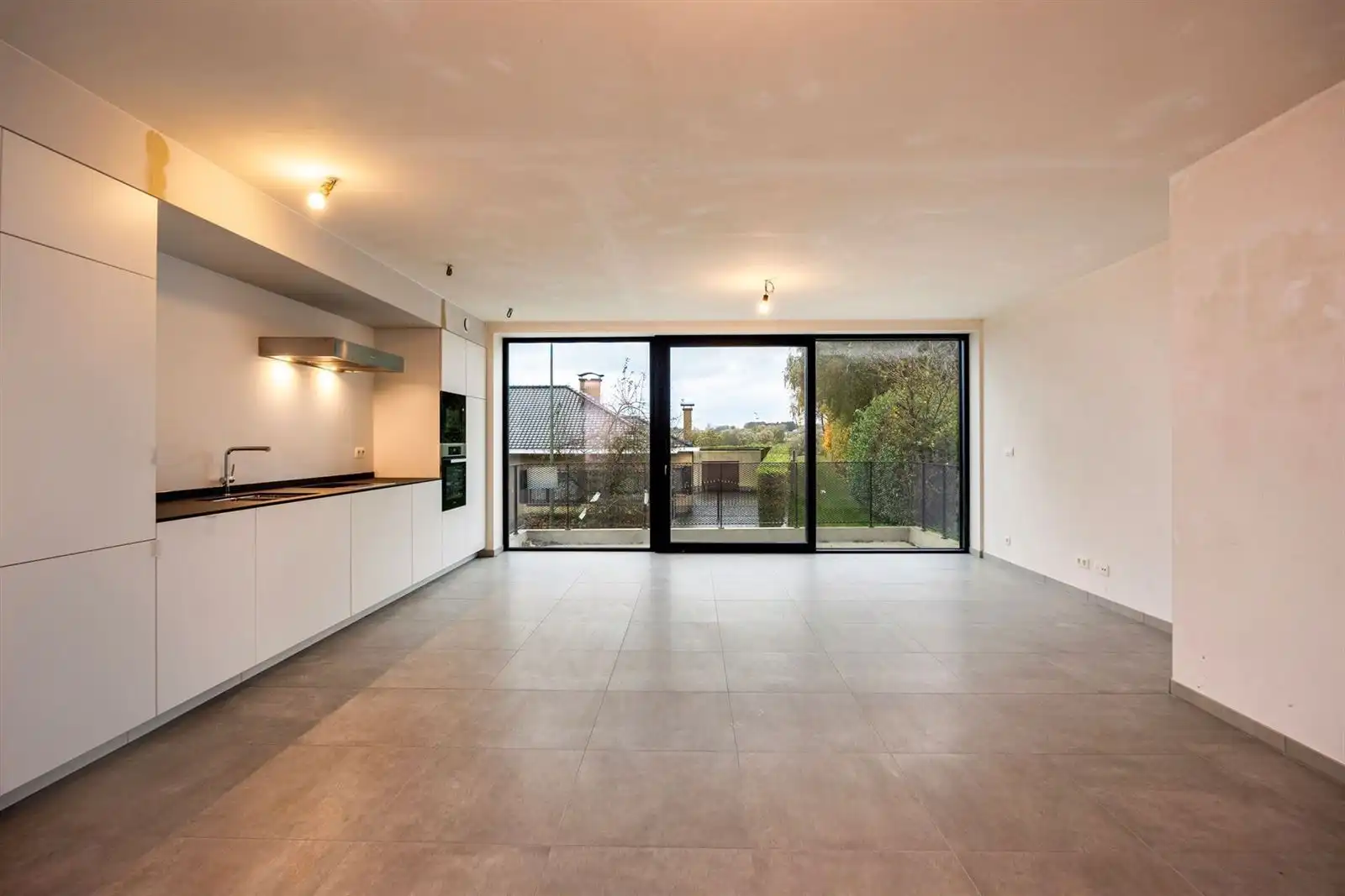 Triplex-appartement met 2 slaapkamers, bureau, terras en staanplaatsen. foto {{pictureIndex}}