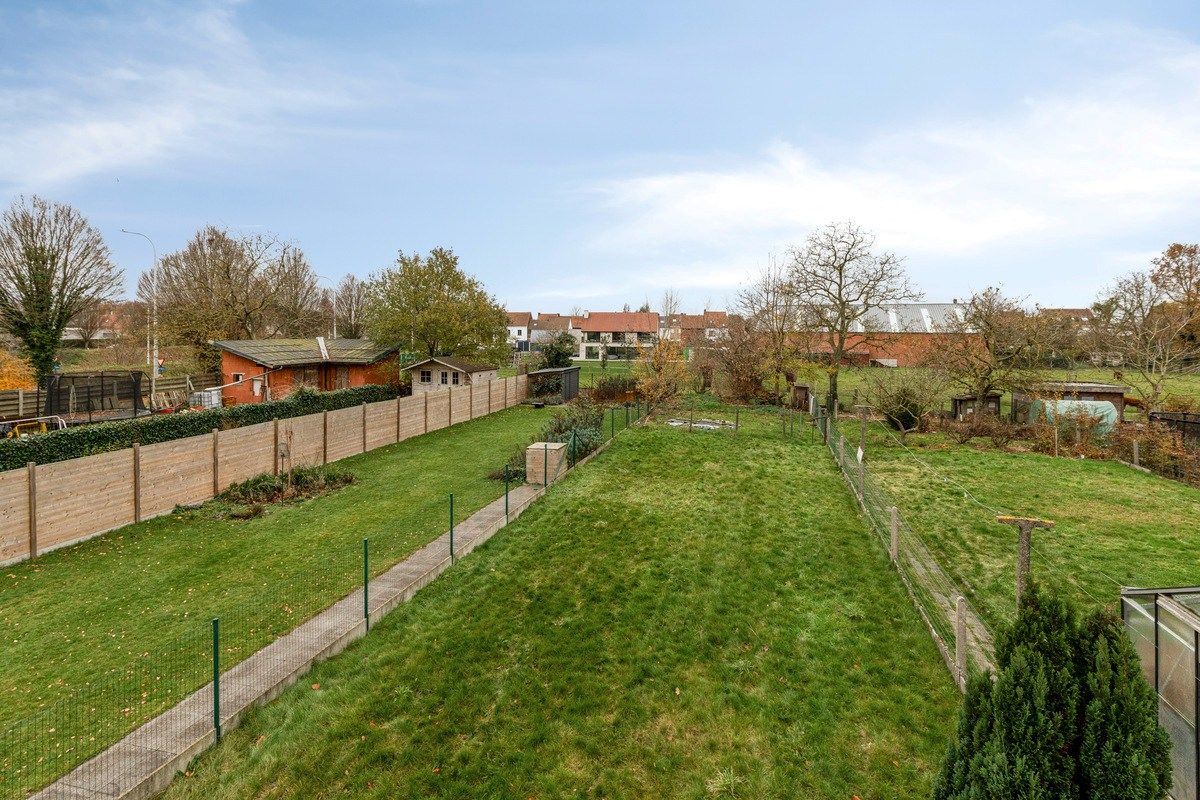 Te renoveren woning met 4 slaapkamers en garage! foto 15