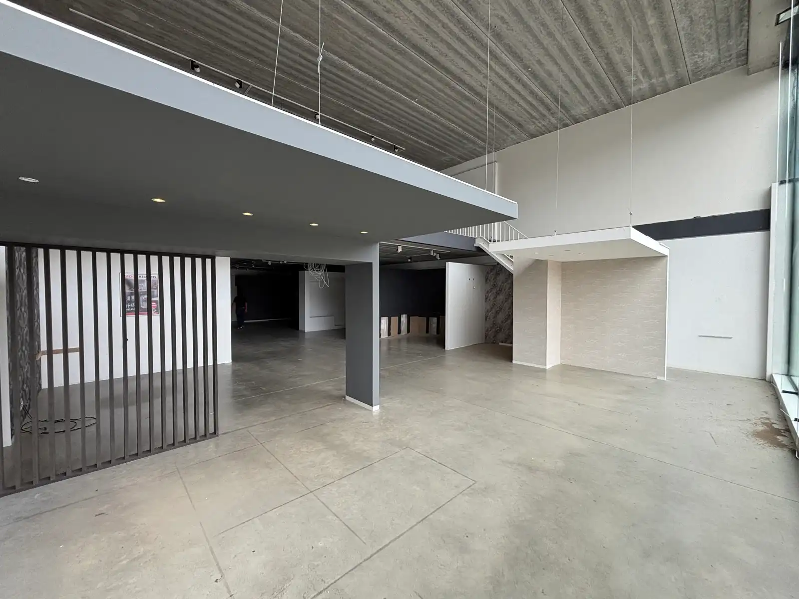 Baanwinkel te huur (460 m²) op zichtlocatie Geel foto 2