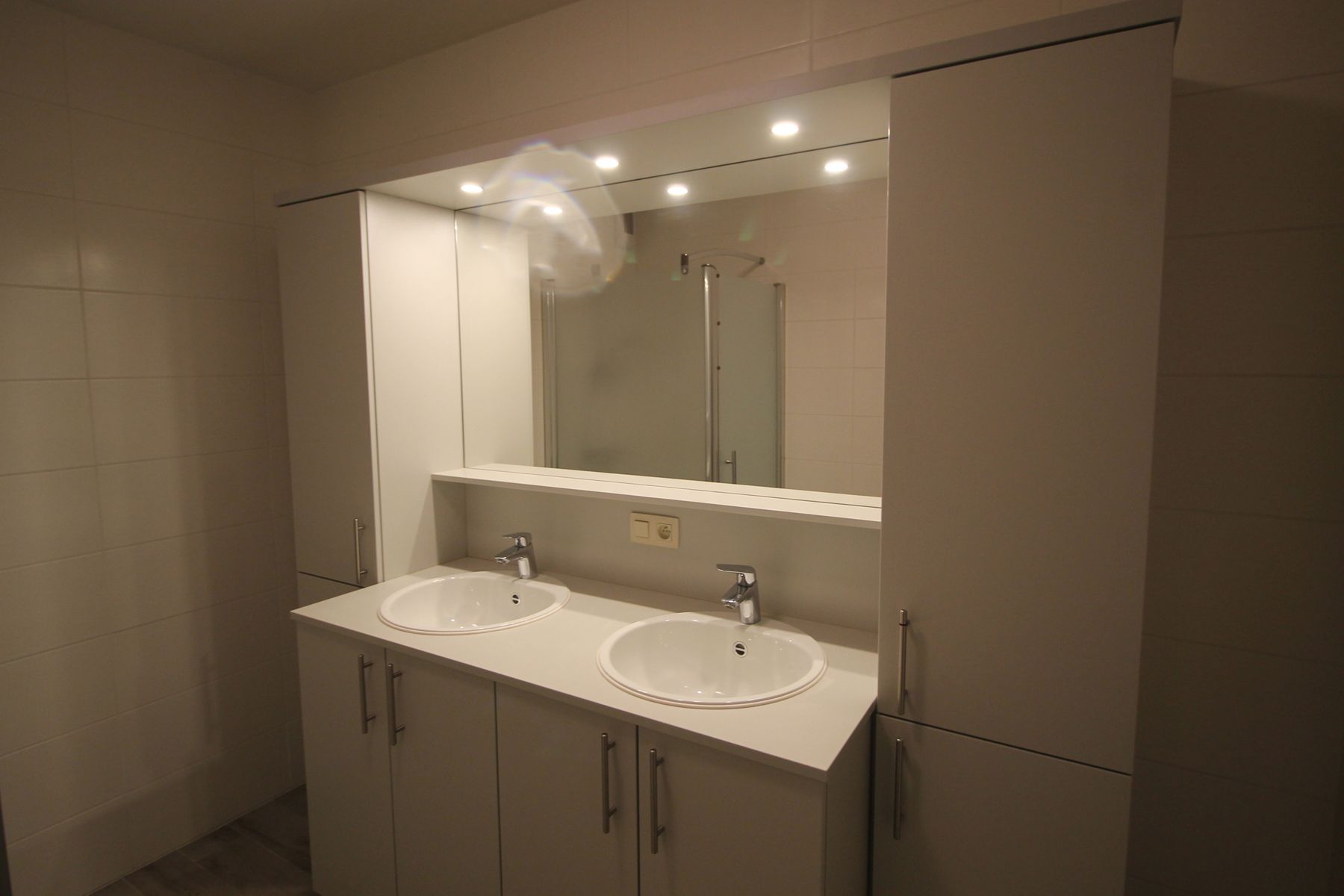 Een appartement op de benedenverdieping met 2 slaapkamers, ruim terras en carport. foto 6