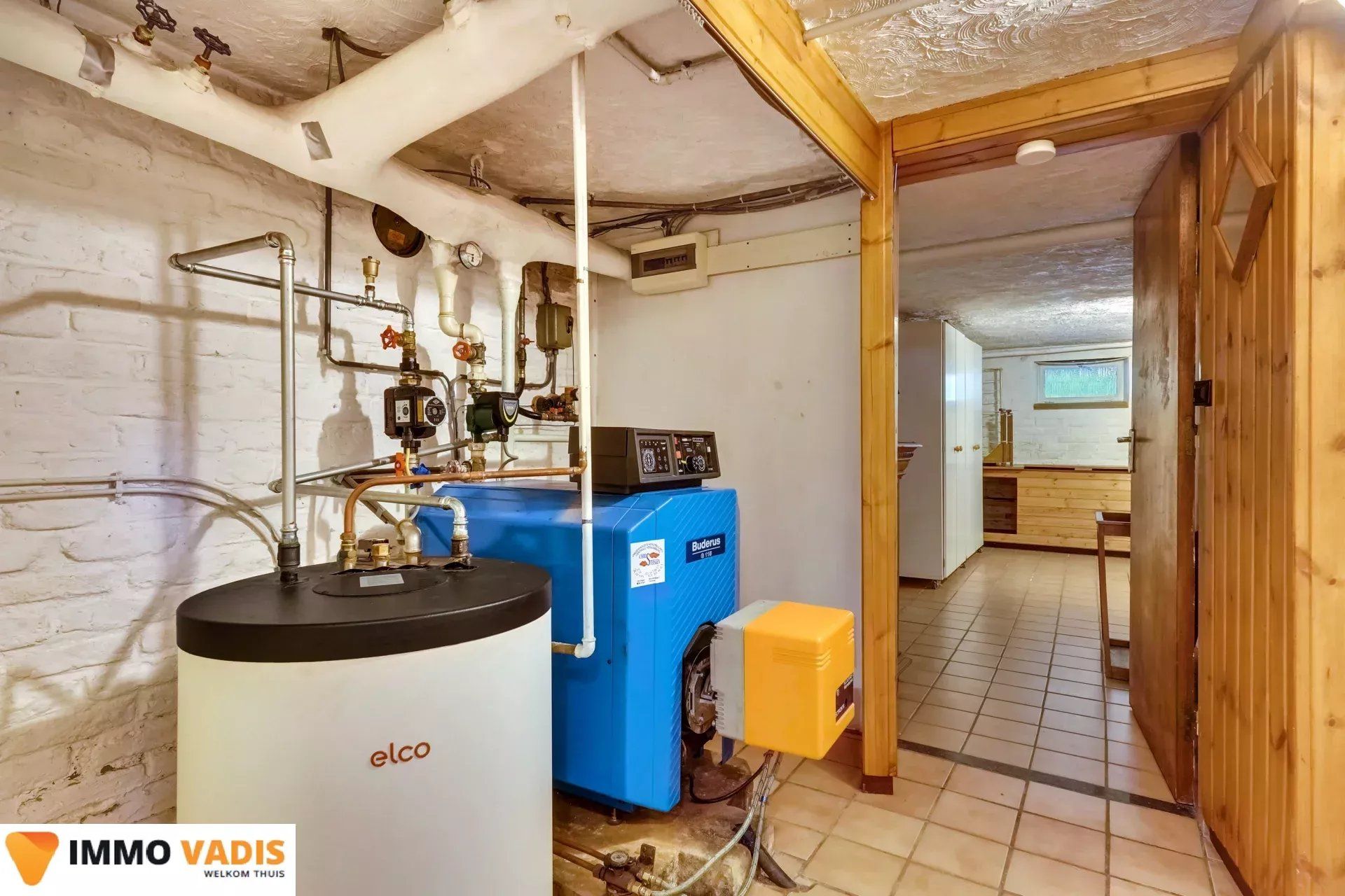 Te renoveren woning met  garage en mooie tuin foto 23