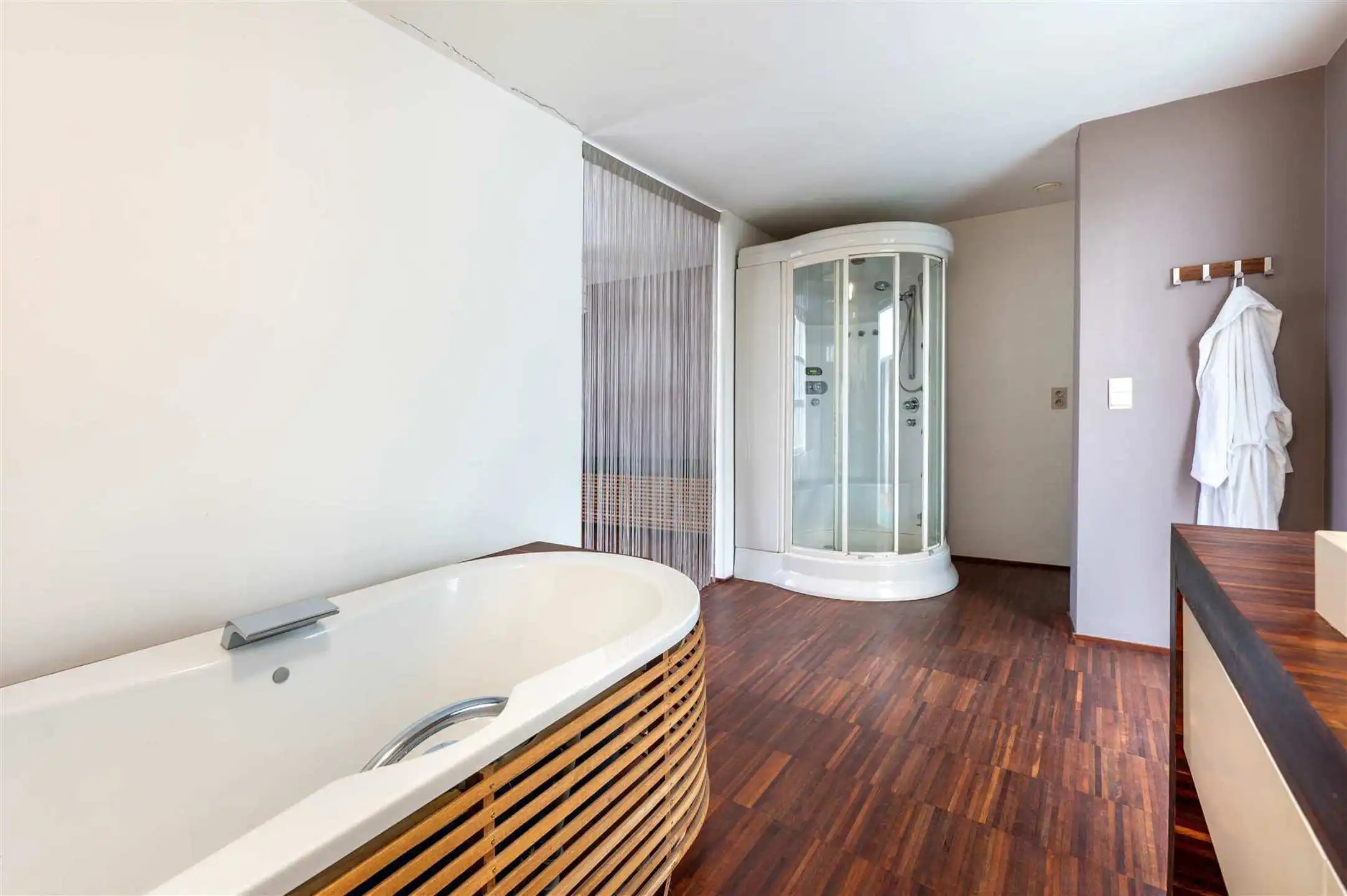 Herenhuis met zuidgerichte tuin en terras in het historisch centrum foto 19