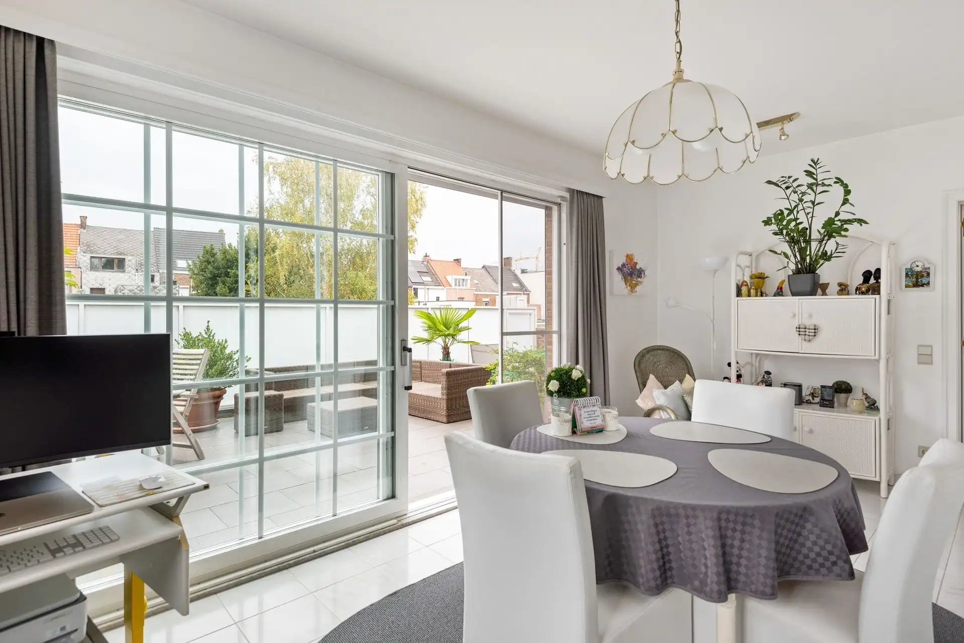 GELIJKVLOERS KANTOOR MET WONING foto 12