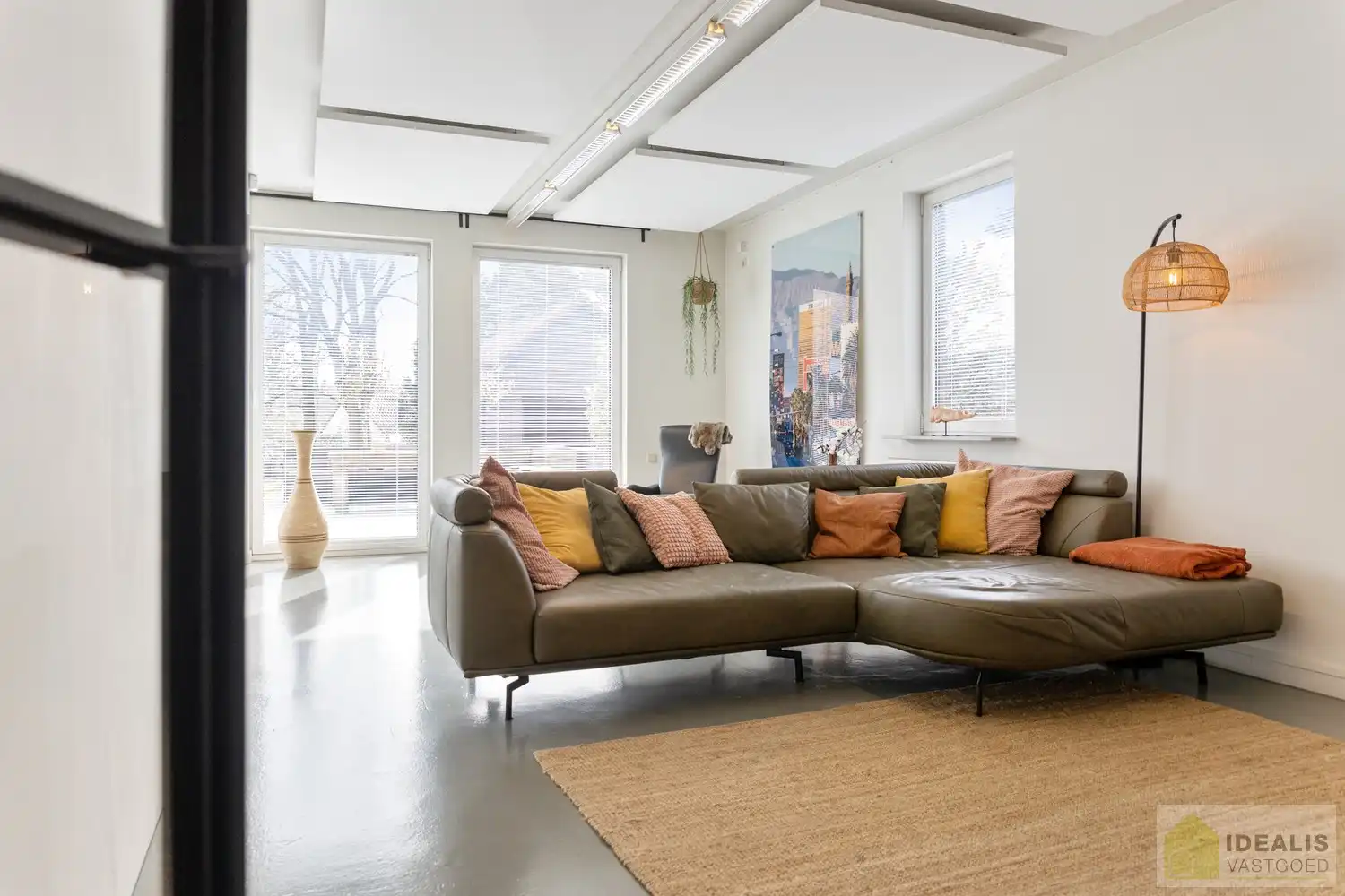 STATIG, STRAK EN UITERST RUIM COMPLEX MET HOOGSTAANDE AFWERKING EN OOG VOOR DETAIL. MOMENTEEL VOORZIEN VAN 3 SLAAPKAMERS, RIANTE LEEFRUIMTES ÉN UNIEKE LANDSCAPE KANTOORRUIMTES OP RESIDENTIËLE DOCH GUNSTIGE LOCATIE!! Dit exclusieve complex omvat maar liefst +-400m² netto bewoonbare oppervlakte! Kenmerkend aan dit statige pand is de unieke voorgevel die bezet is met keramische kunst van Pieter Stockmans. Gelegen op een residentiële locatie in een rustige woonstraat doch op enkele minuten van het centrum van Genk! foto 13