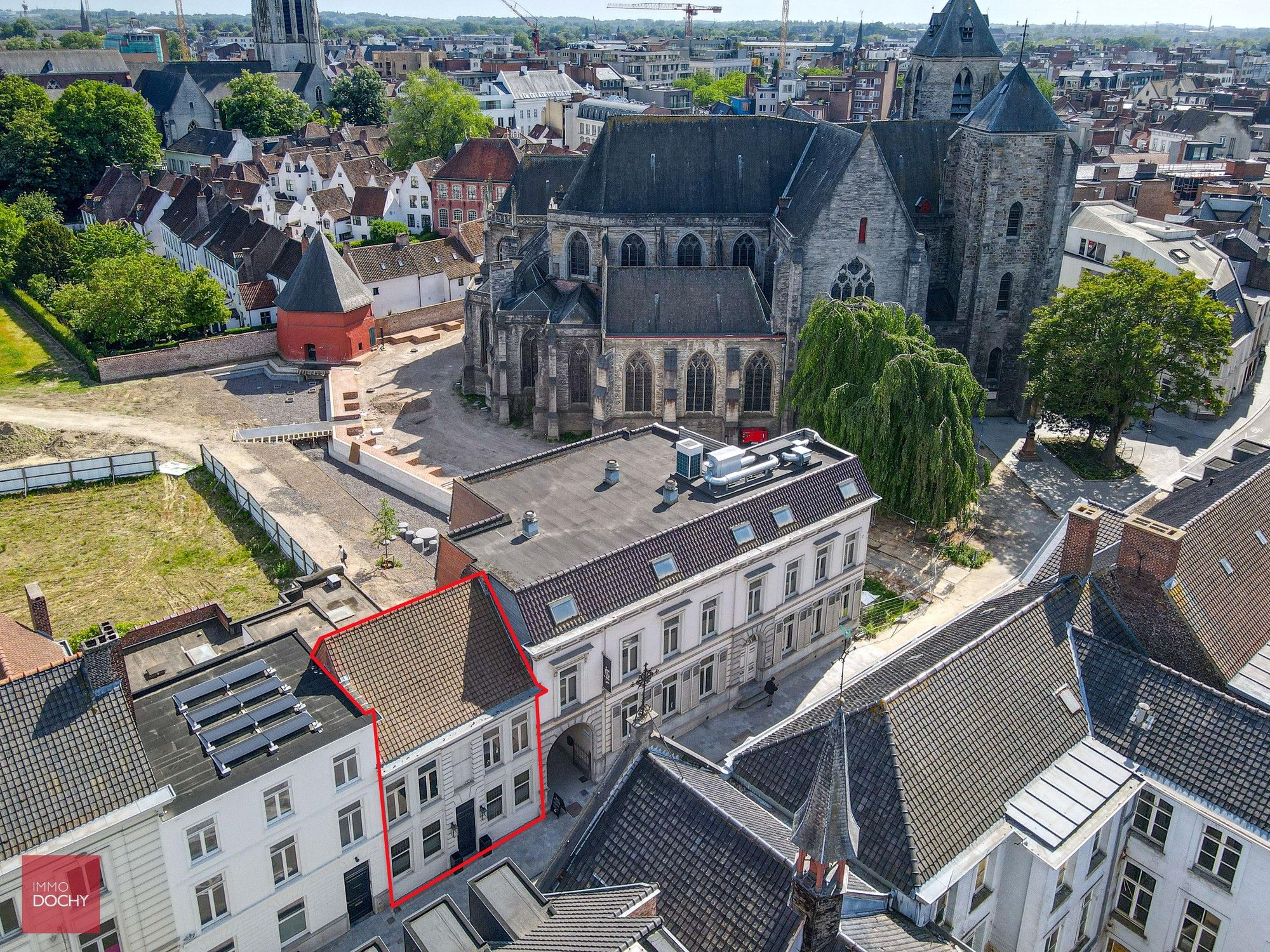 Hoofdfoto van de publicatie: Hippe instapklare stadswoning centrum Kortrijk palend aan Begijnhofpark