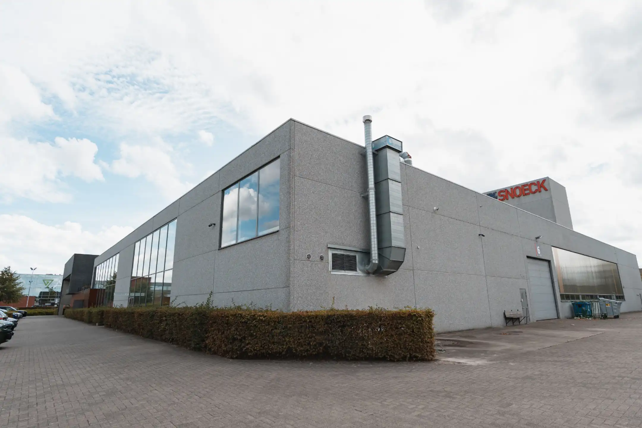 Modern bedrijfsgebouw langs E17 in Zwijndrecht foto 9