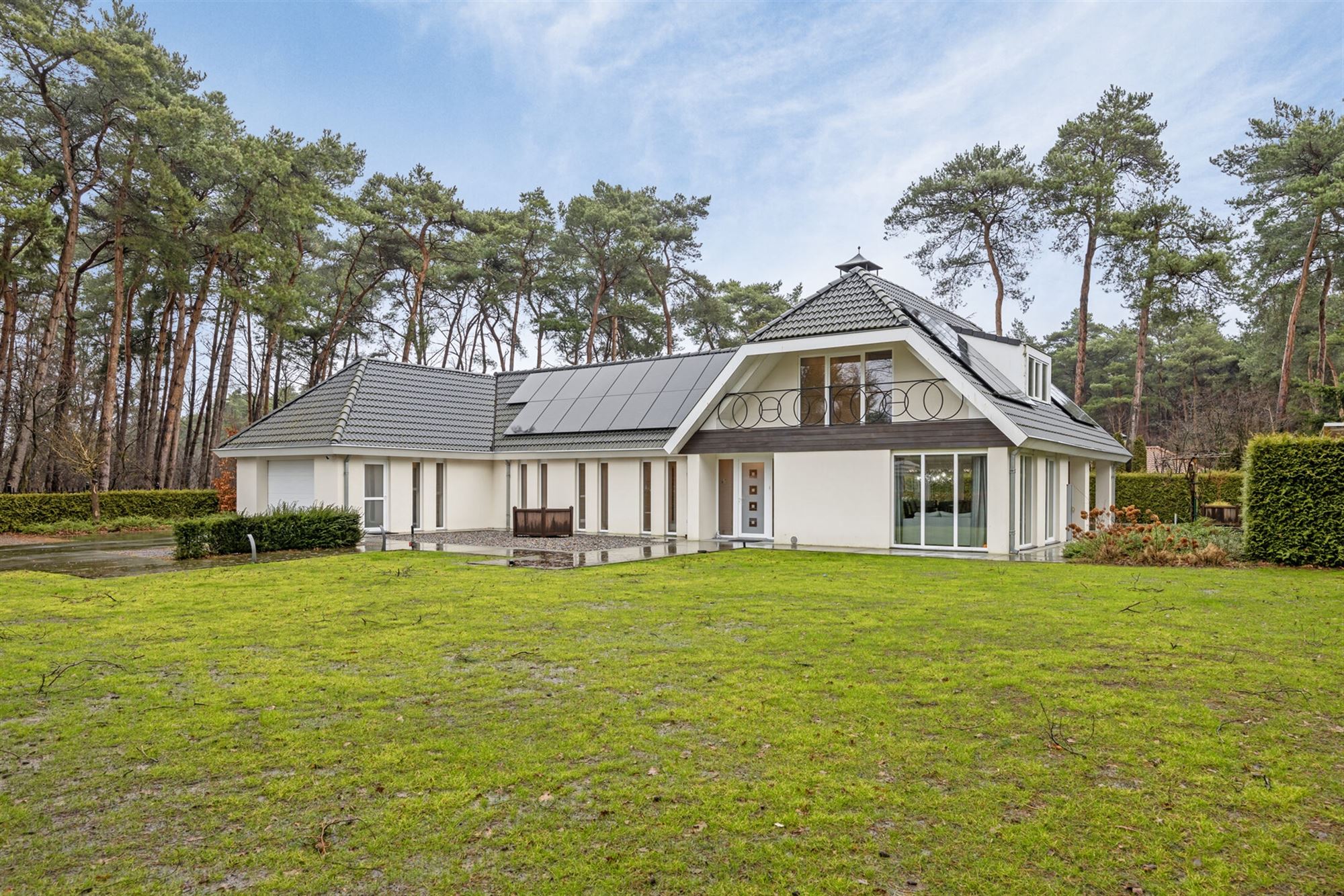 Bij NL grens residentiële villa met zwembad op 1.770 m²  foto {{pictureIndex}}