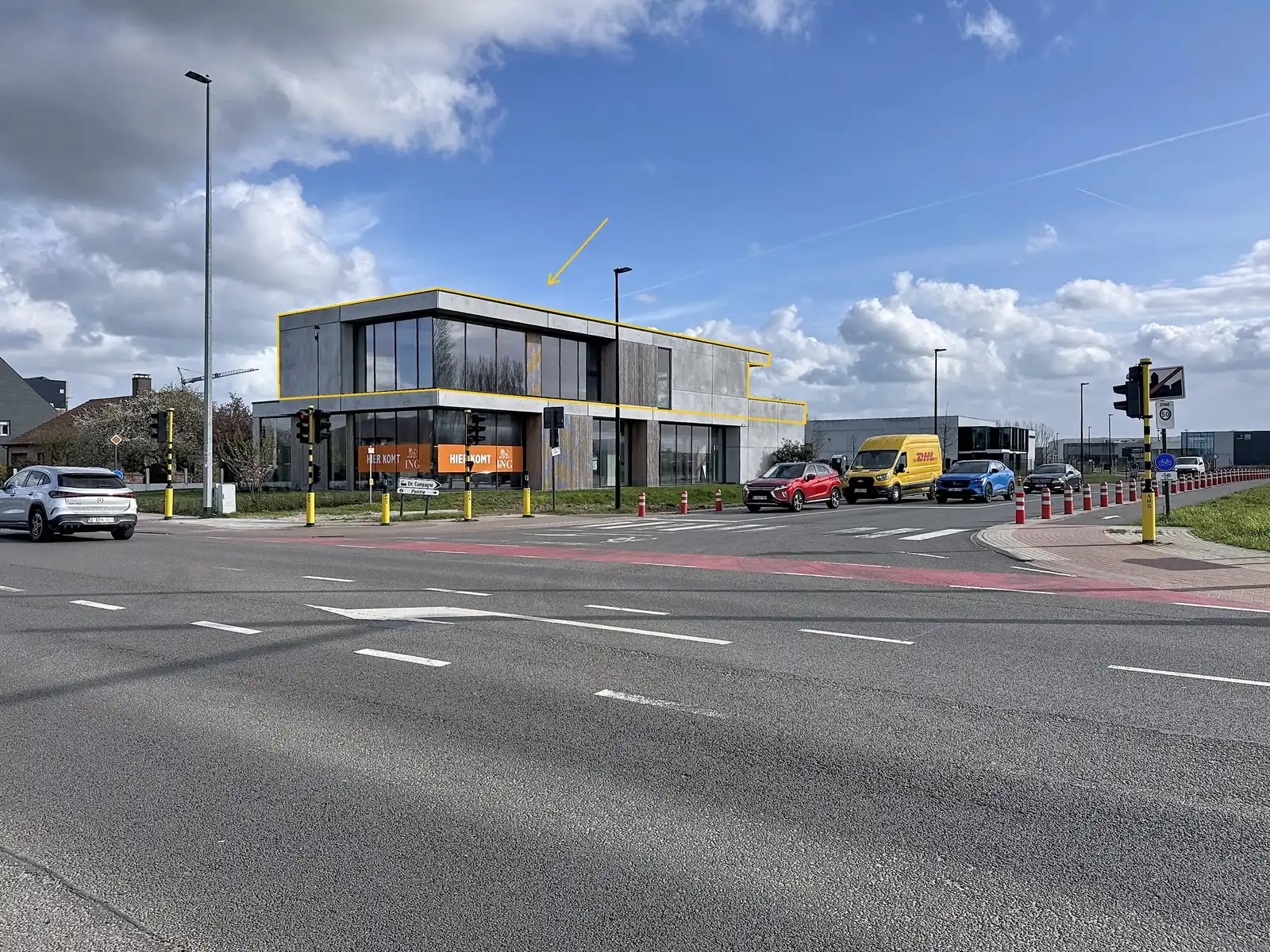 Op hoek-en zichtlocatie te Maldegem: Casco-KANTOORRUIMTE (285m²) met zonne-TERRAS (50m²) TE HUUR op eerste verdieping (lift aanwezig)! foto 2