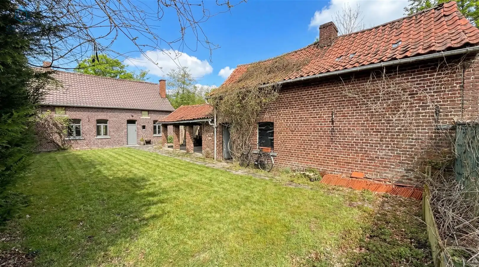 Charmante te renoveren fermette in een rustige, doodlopende straat te Flobecq foto 2