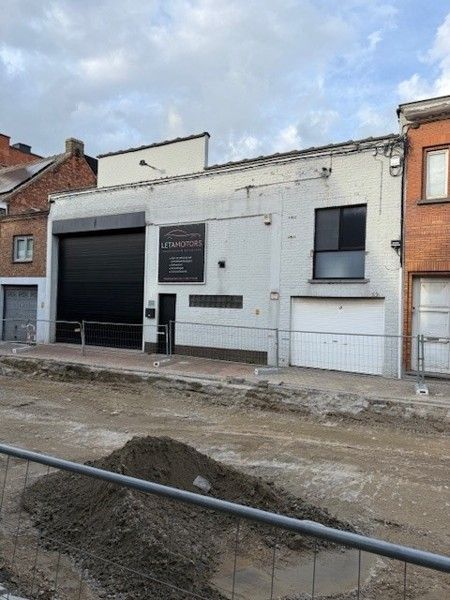 Magazijn/garage met bureelruimte TE HUUR in Harelbeke. foto {{pictureIndex}}