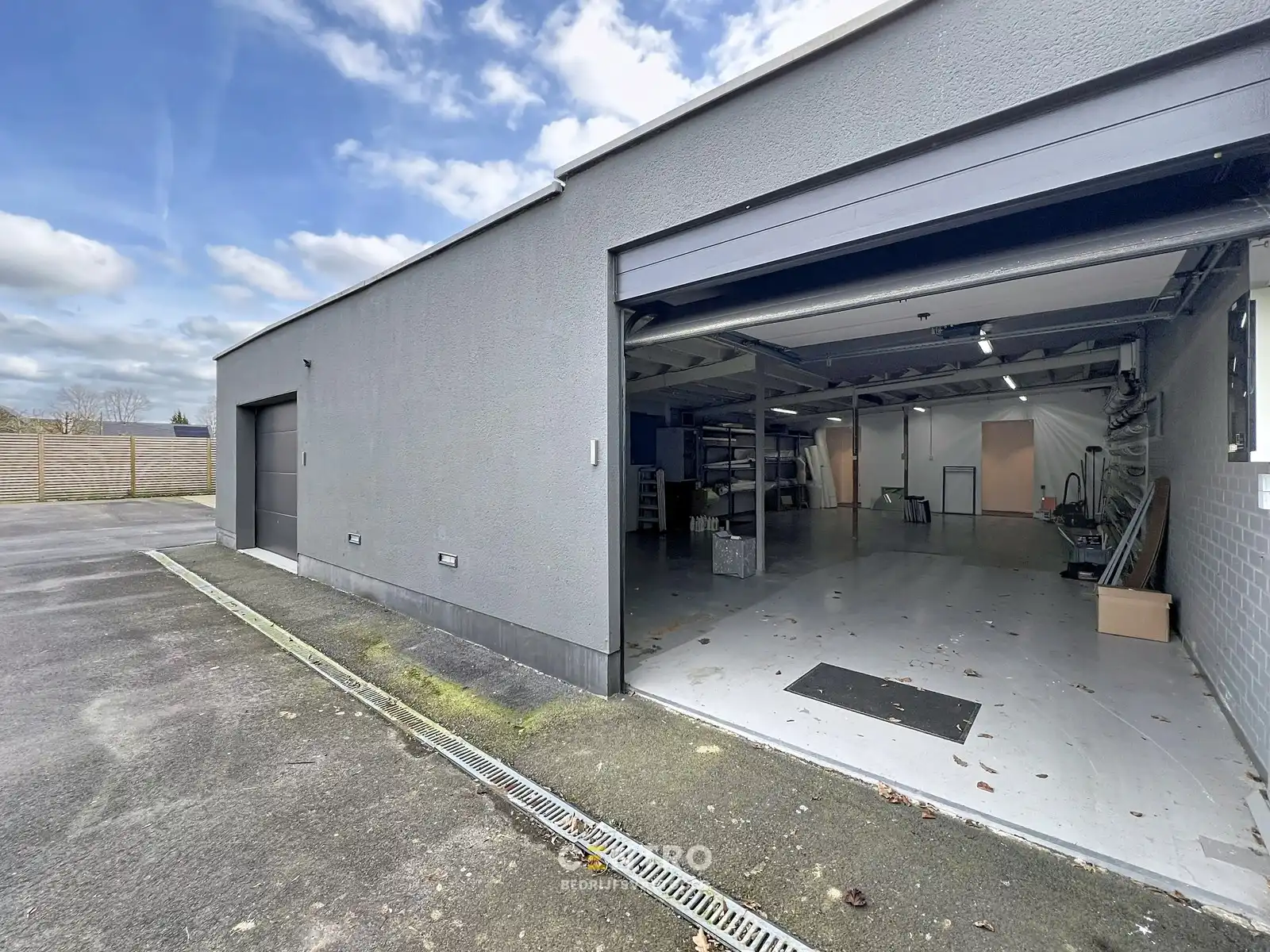 Magazijnen met kantoorgedeelte, garages én RUIM verhard buitenterrein, rustig gelegen in centrum Hooglede! foto 17