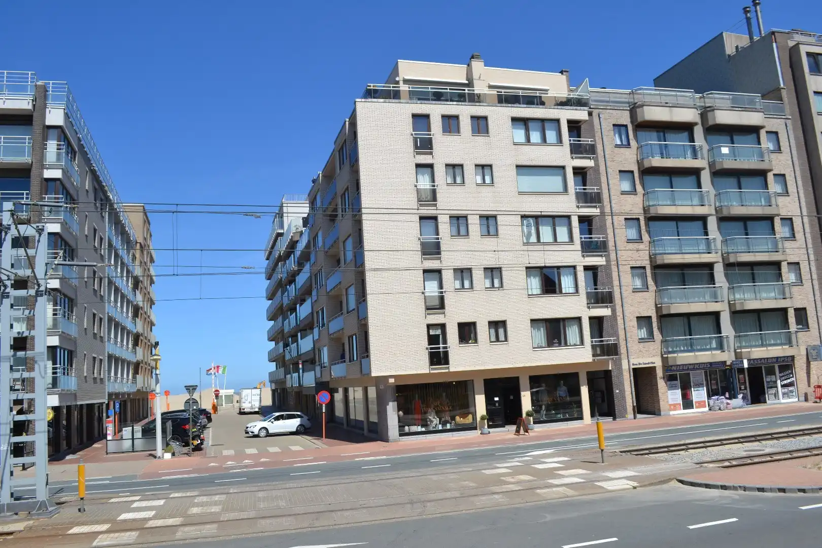 Gemeubeld appartement met  slaaphoek te Oostduinkerke ,  terras en  zijdelinks zeezicht.  foto {{pictureIndex}}