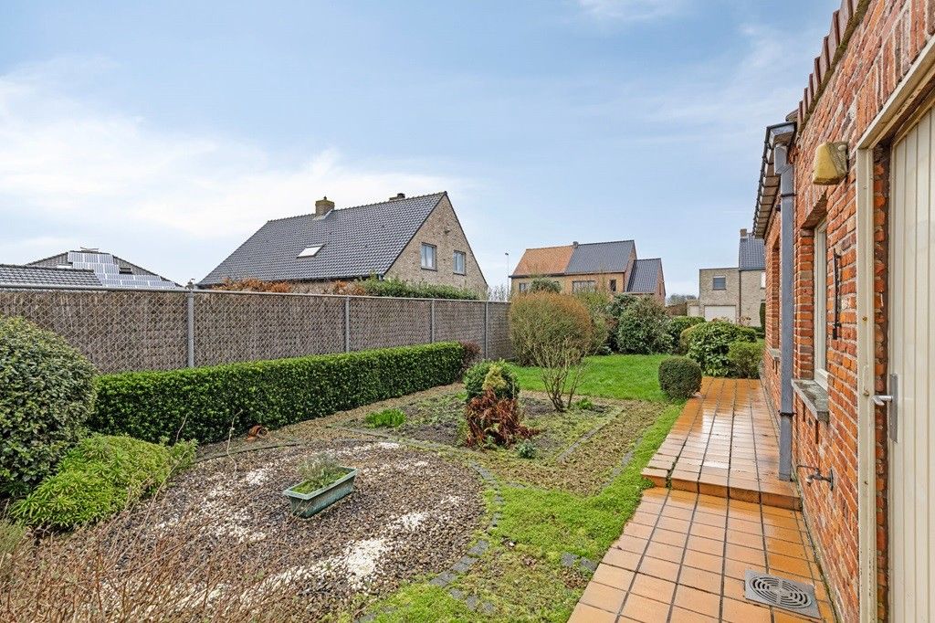ADINKERKE: Zonnige bungalow/villa op mooie hoekligging met 2 slaapkamers en badkamer op het gelijkvloers, ruime garage en onderhoudsvriendelijke tuin op 633m² grondopp. foto 17