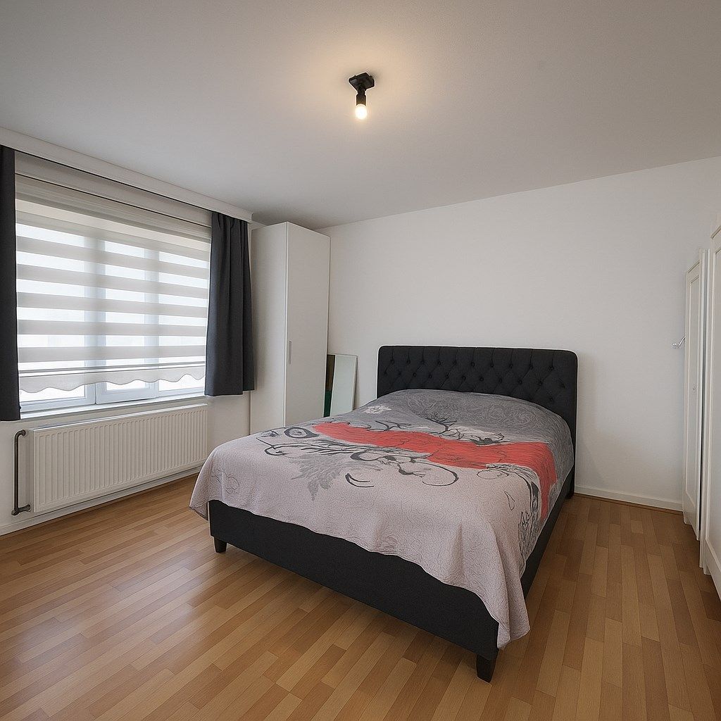 Te koop in Sint-Niklaas: ruime halfopen bebouwing met 4 slaapkamers, dubbele oprit en een grote, uitgestrekte zuidgerichte tuin – ideaal voor gezinnen! foto 13